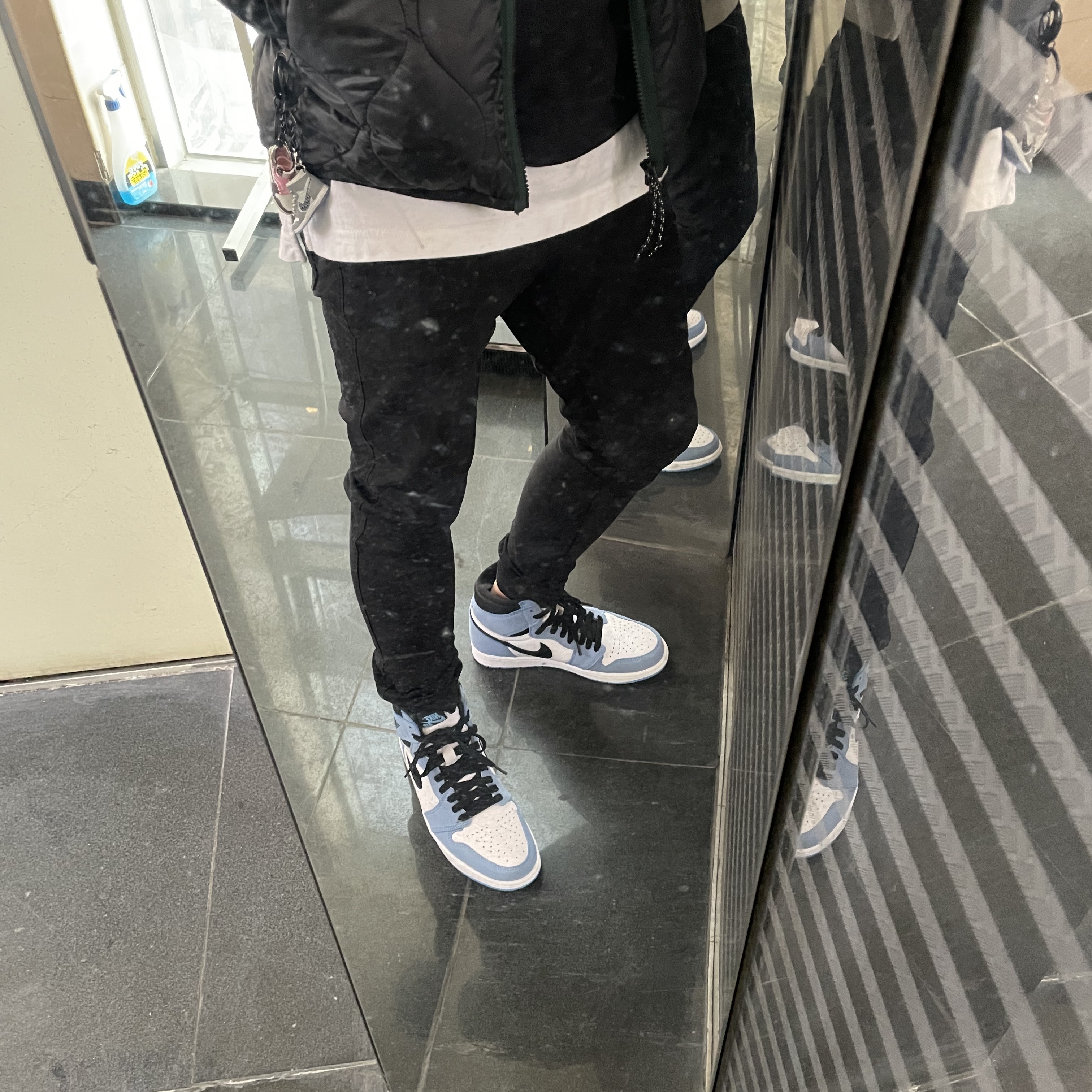 Jordan 1 Retro High OG University Blue 착용 스타일 - 1