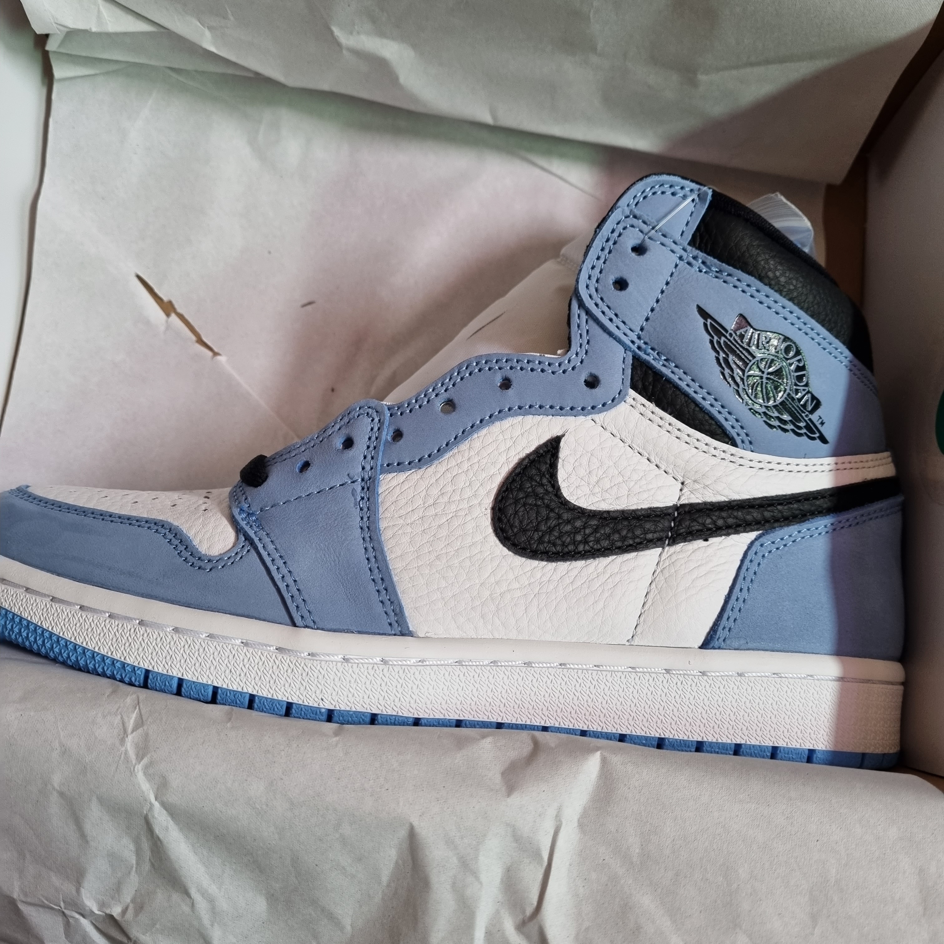 Jordan 1 Retro High OG University Blue 착용 스타일 - 1