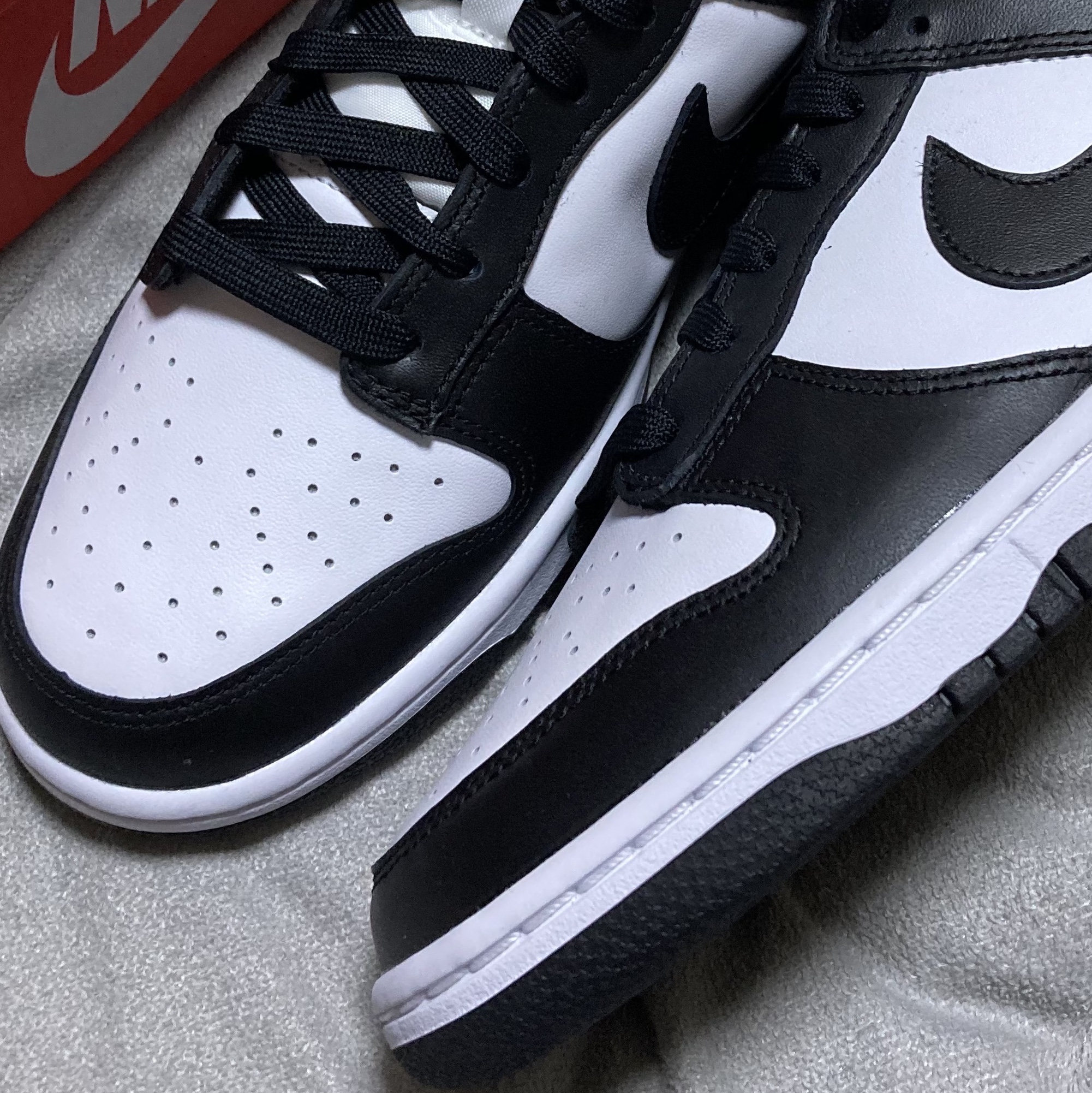 Nike Dunk Low Retro Black, Nike Air Force 1 '07 Low White 착용 스타일 - 1