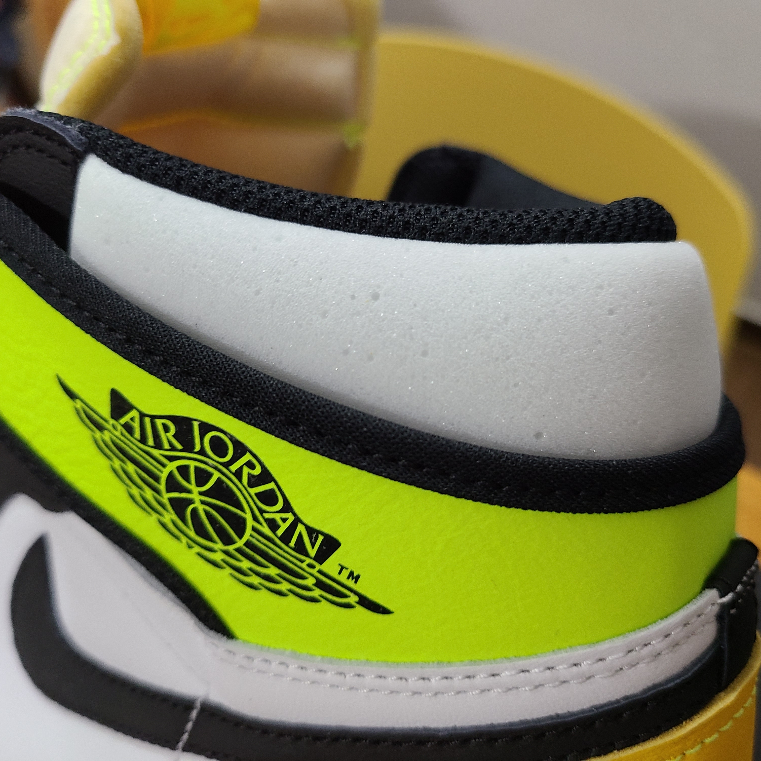 Jordan 1 Retro High OG Volt Gold 착용 스타일 - 4