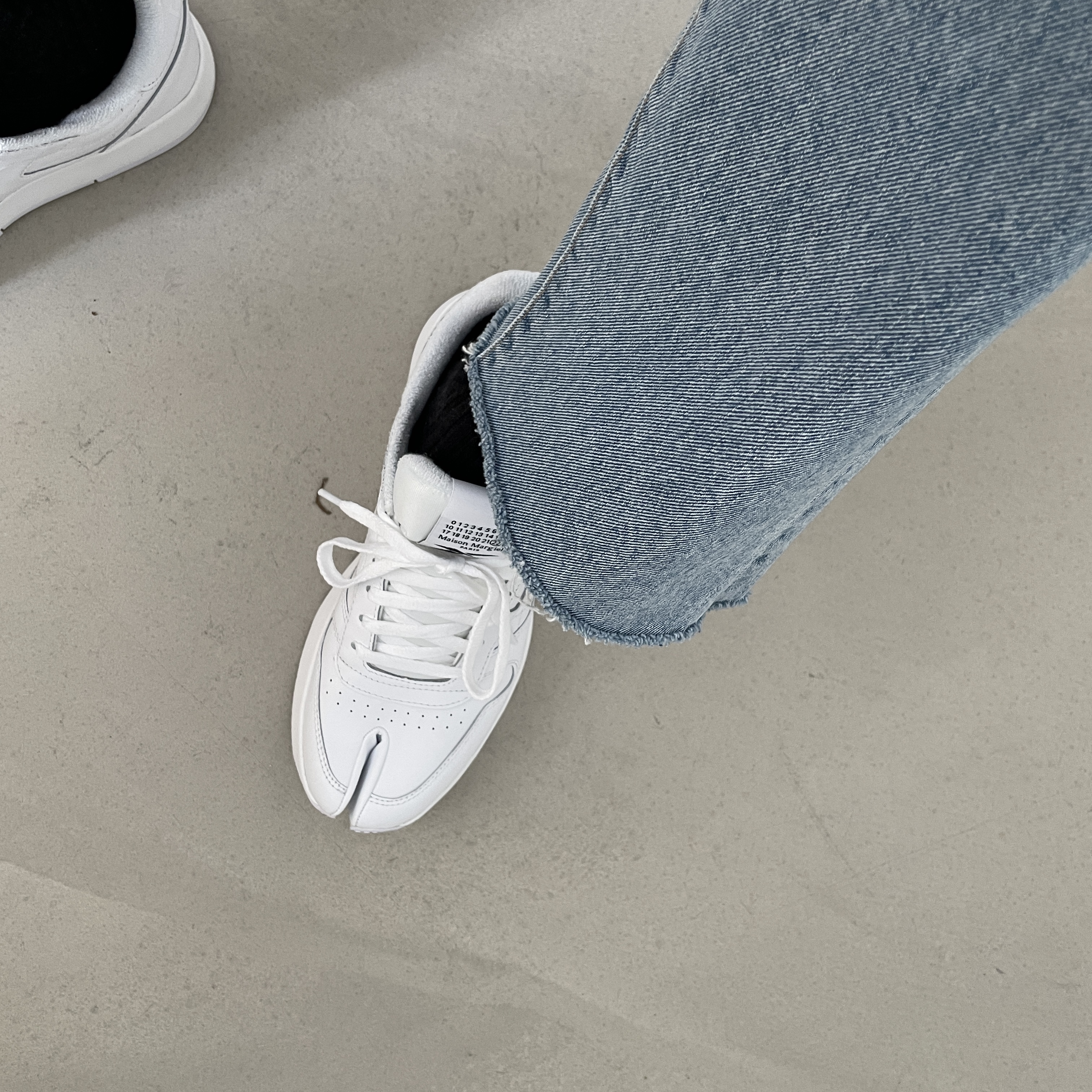 Reebok x Maison Margiela Classic Leather Tabi Shoes White 착용 스타일 - 2