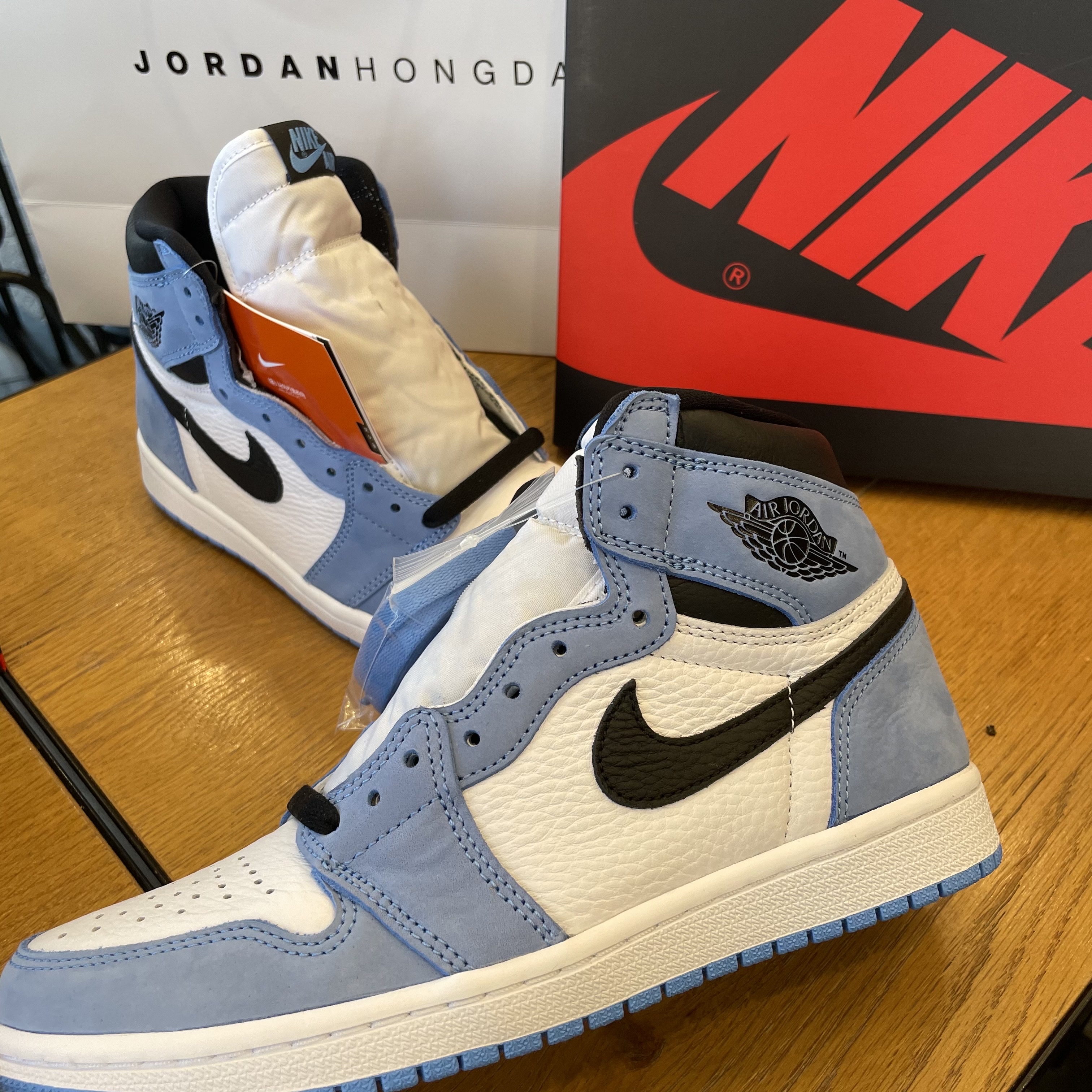 Jordan 1 Retro High OG University Blue 착용 스타일 - 1