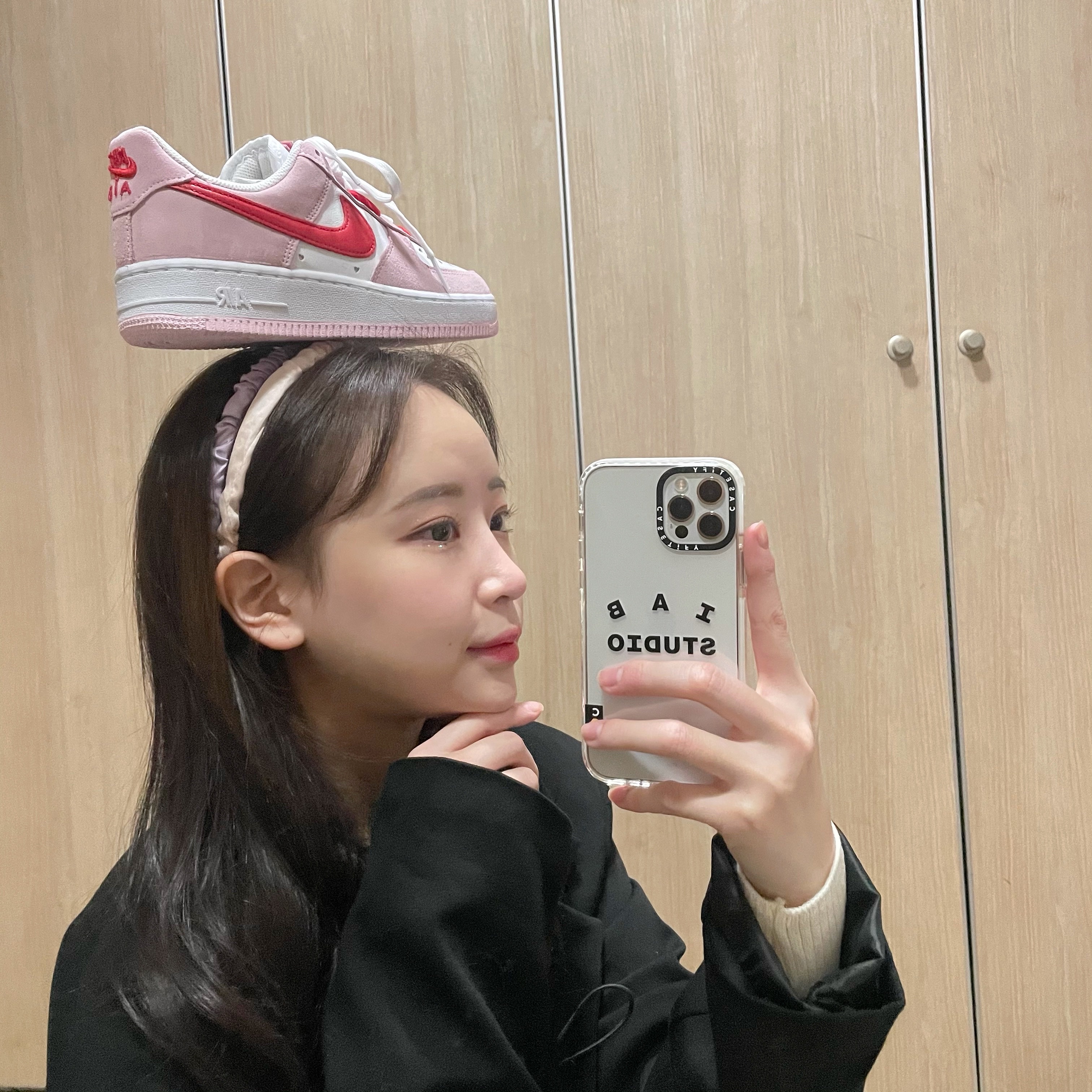 Nike Air Force 1 '07 QS Valentine's Day, Casetify x IAB Studio iPhone Logo Case Clear 착용 스타일 - 1