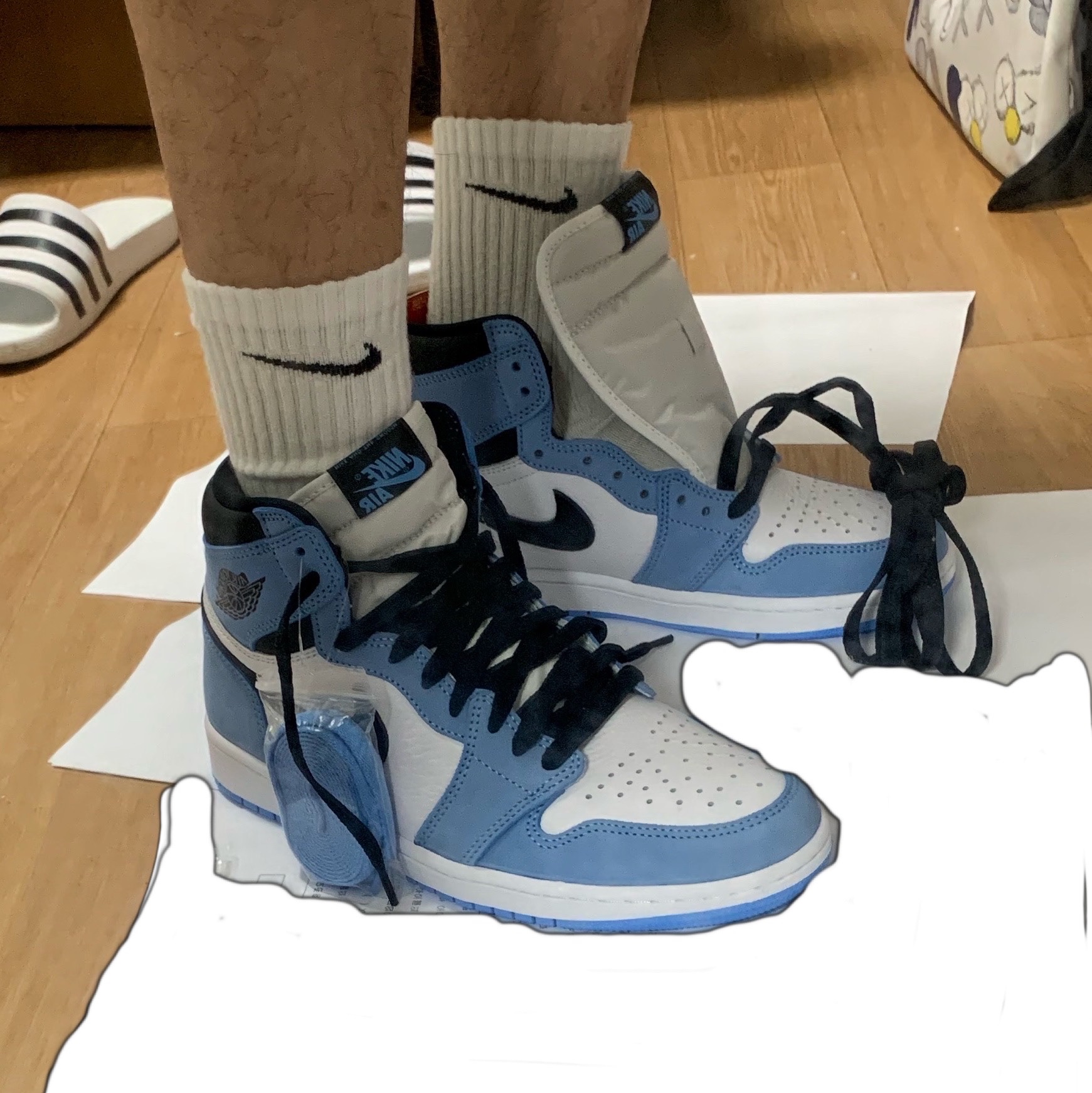 Jordan 1 Retro High OG University Blue 착용 스타일 - 3