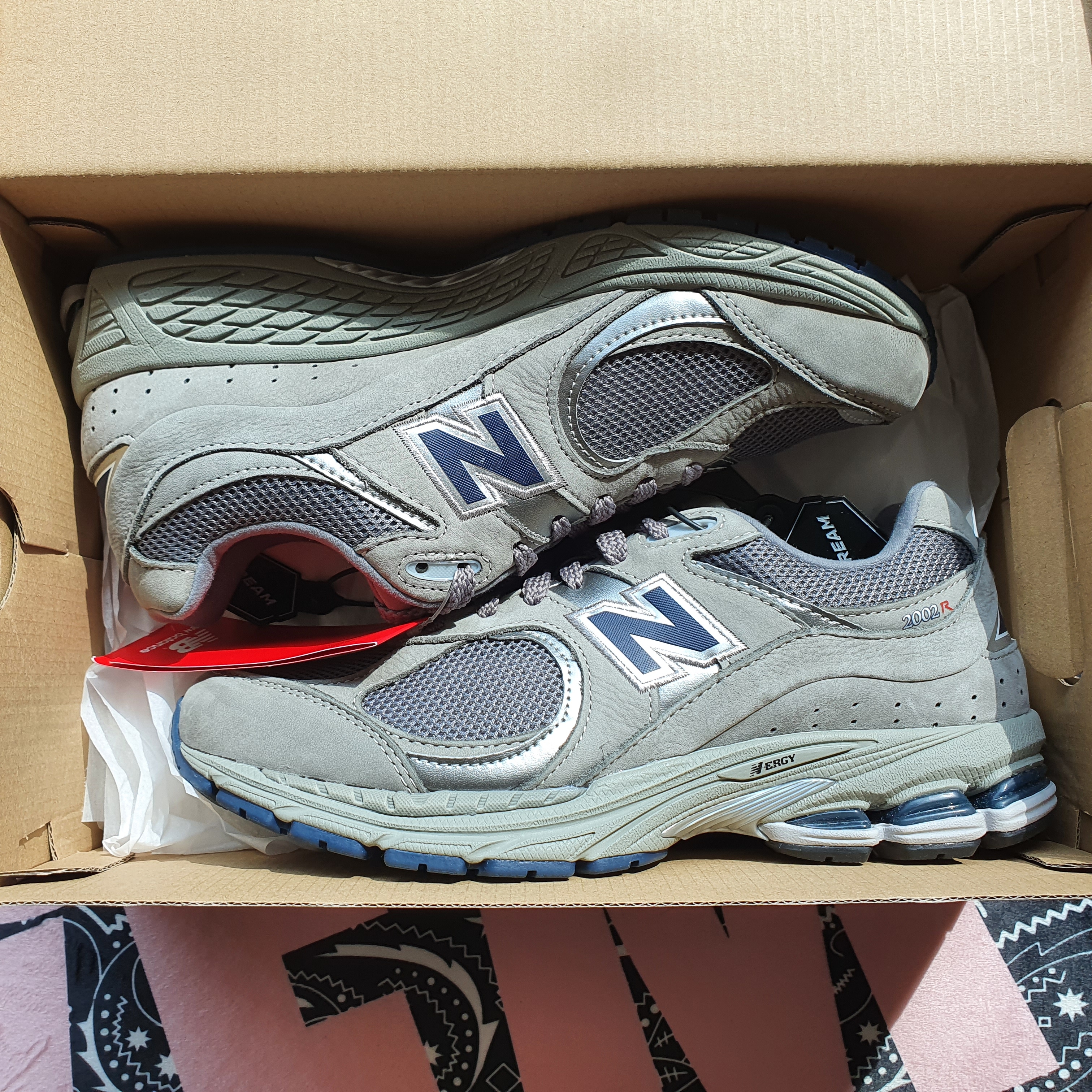New Balance 2002R Gray, Asics UB1-S Gel-Kayano 14 Piedmont Grey 착용 스타일 - 3
