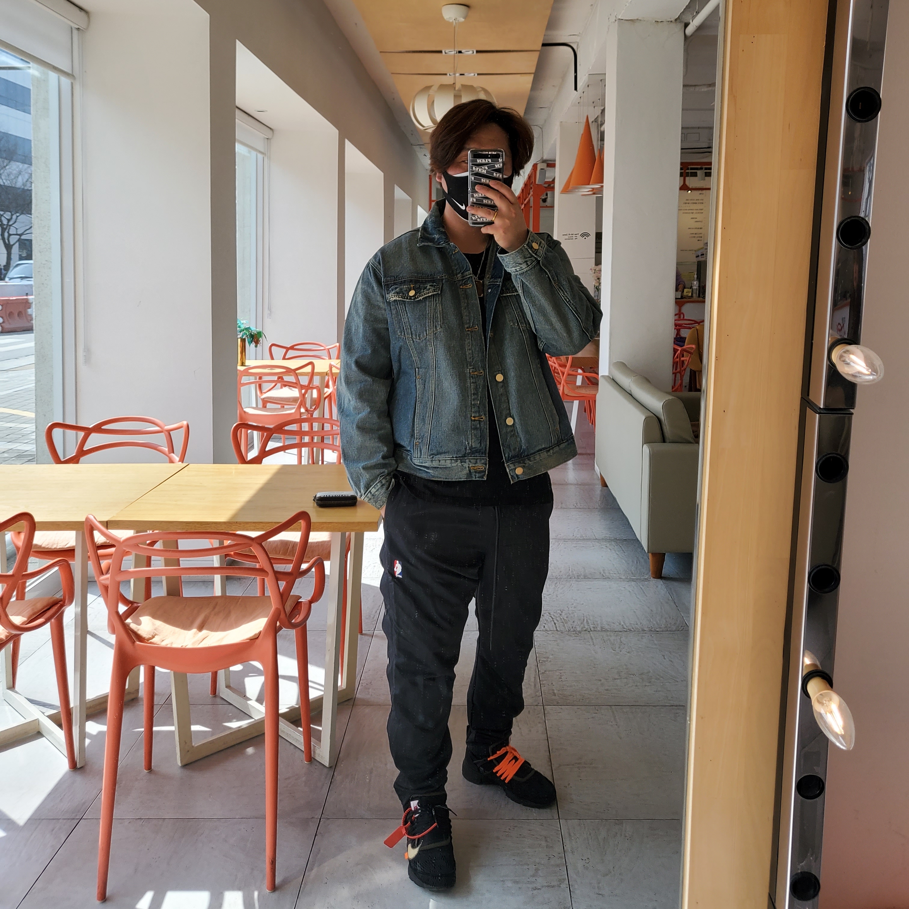 Essentials Denim Trucker Jacket Distressed Indigo - 20FW, Nike x Fear of God Warm Up Pants Off Noir 착용 스타일 - 2