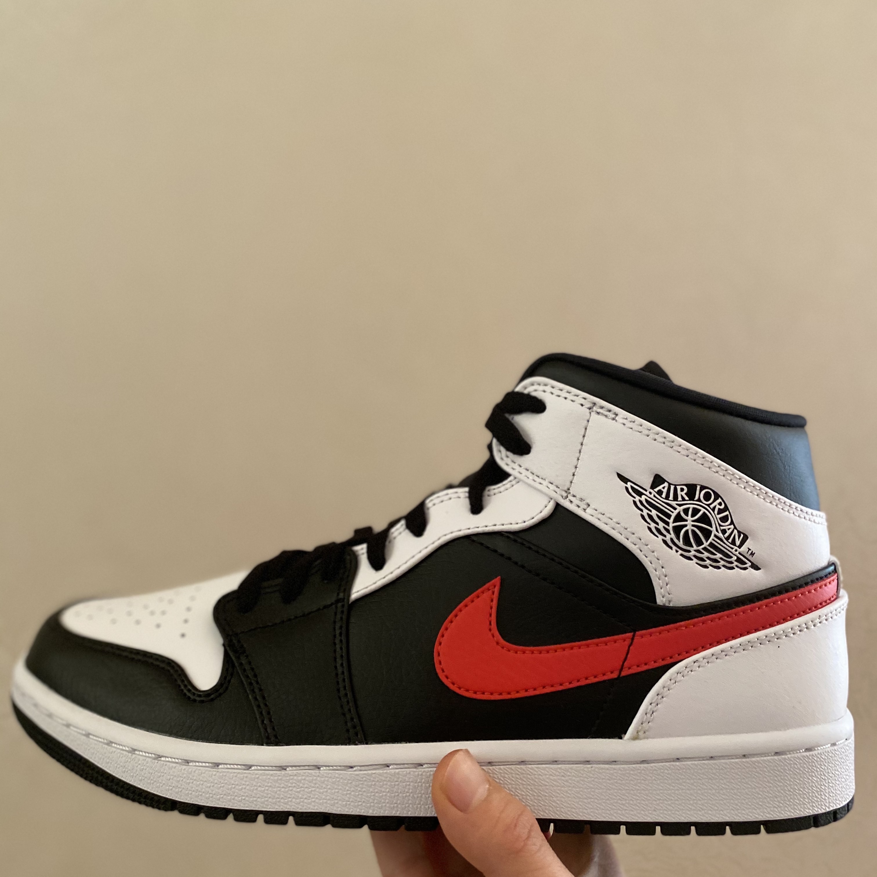 Jordan 1 Mid Black Chile Red 착용 스타일