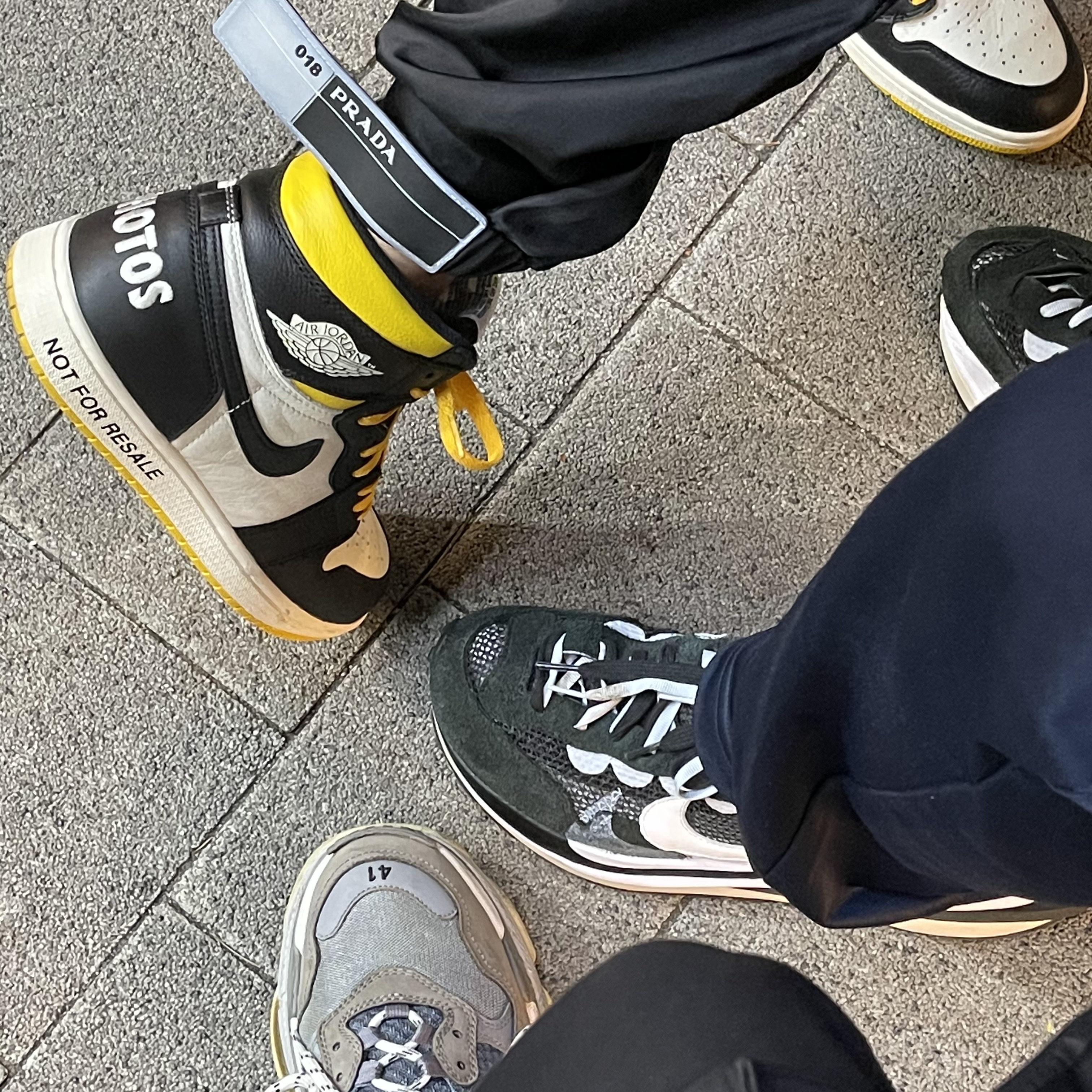 Jordan 1 Retro High Not for Resale Varsity Maize, Nike x Sacai VaporWaffle Black White 착용 스타일
