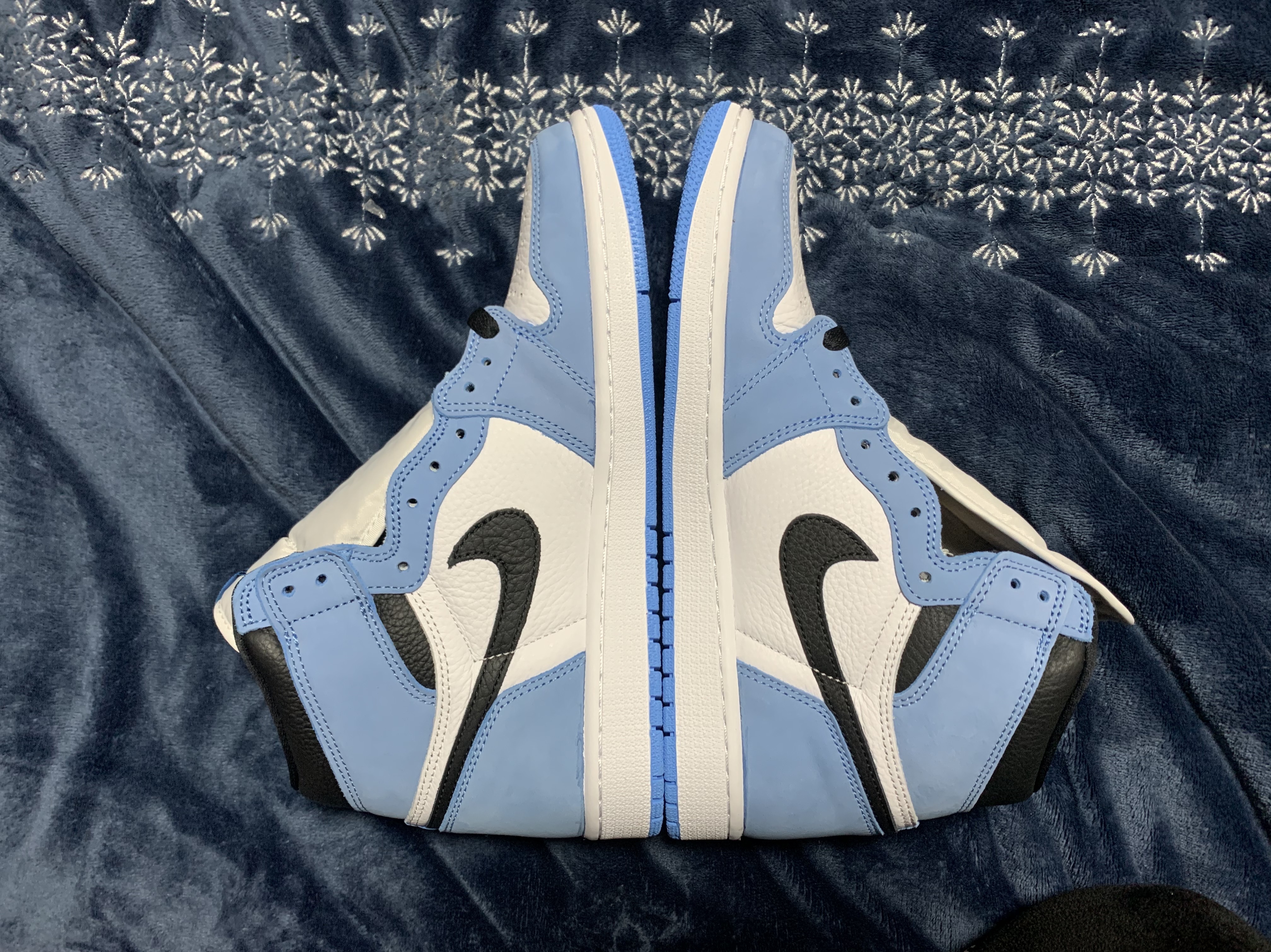 Jordan 1 Retro High OG University Blue 착용 스타일 - 3