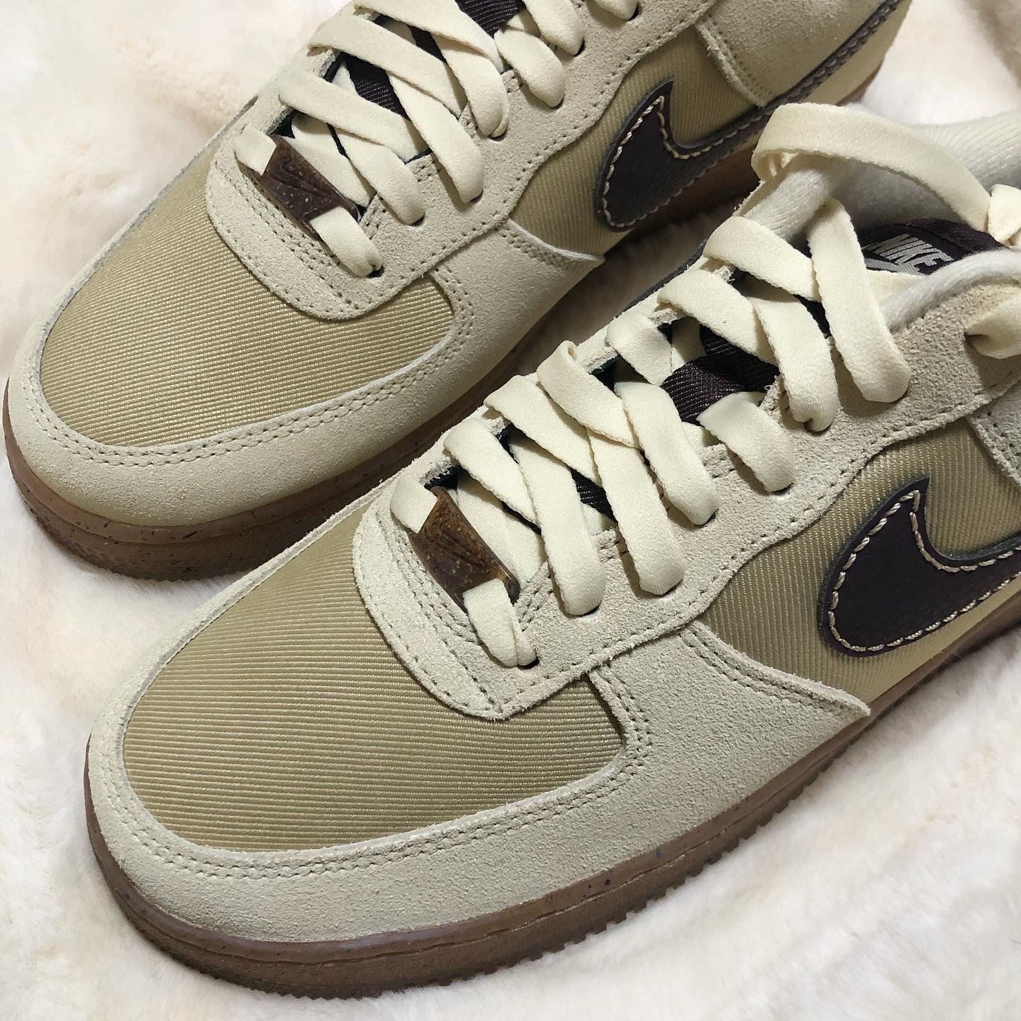 Nike Air Force 1 '07 LV8 Coffee 착용 스타일