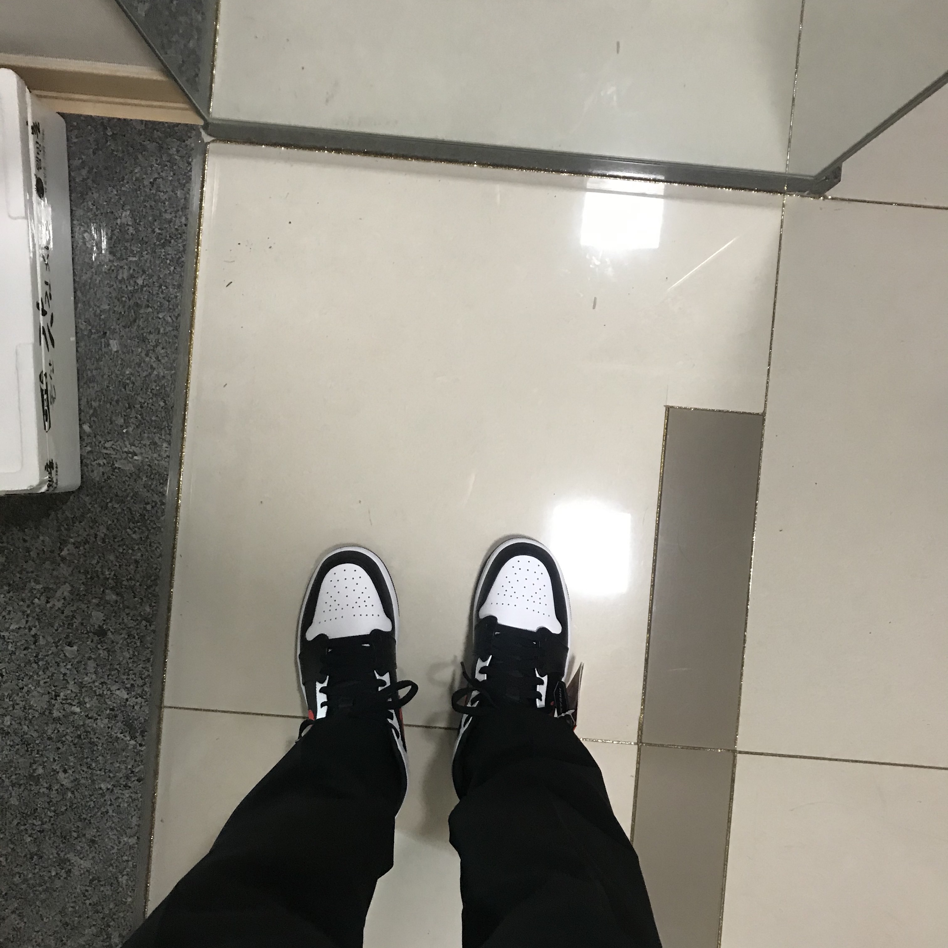 Jordan 1 Mid Black Chile Red 착용 스타일 - 2