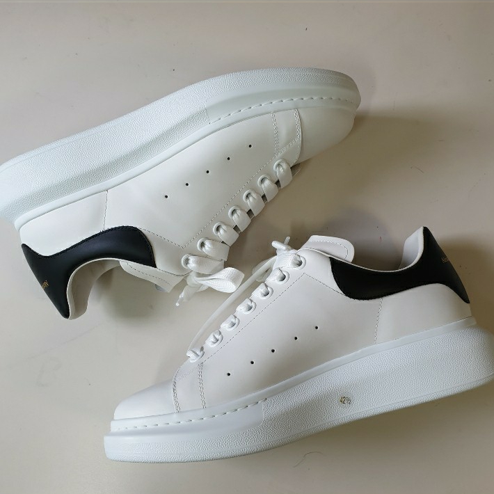 Alexander McQueen Oversized Sneakers White Black 착용 스타일