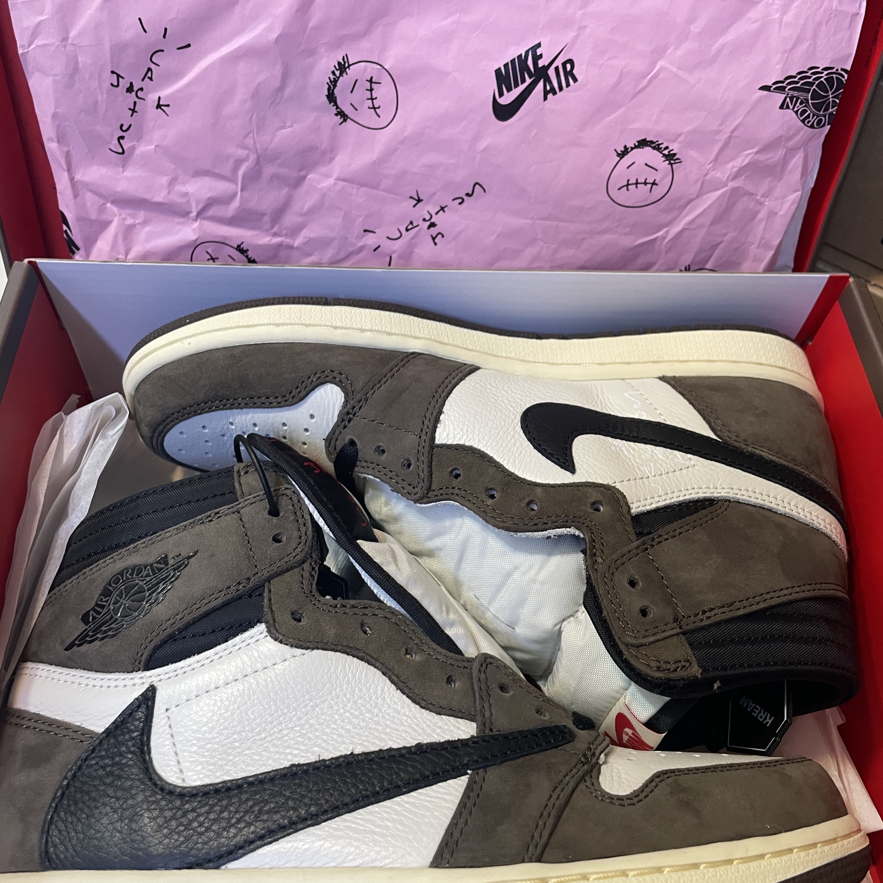 Jordan 1 x Travis Scott Retro High OG SP Mocha 착용 스타일 - 3