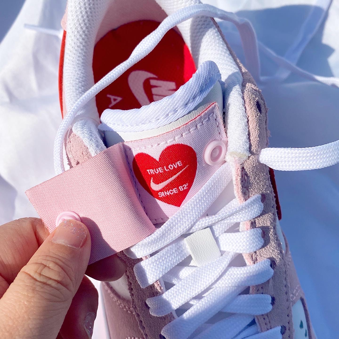 Nike Air Force 1 '07 QS Valentine's Day 착용 스타일 - 5
