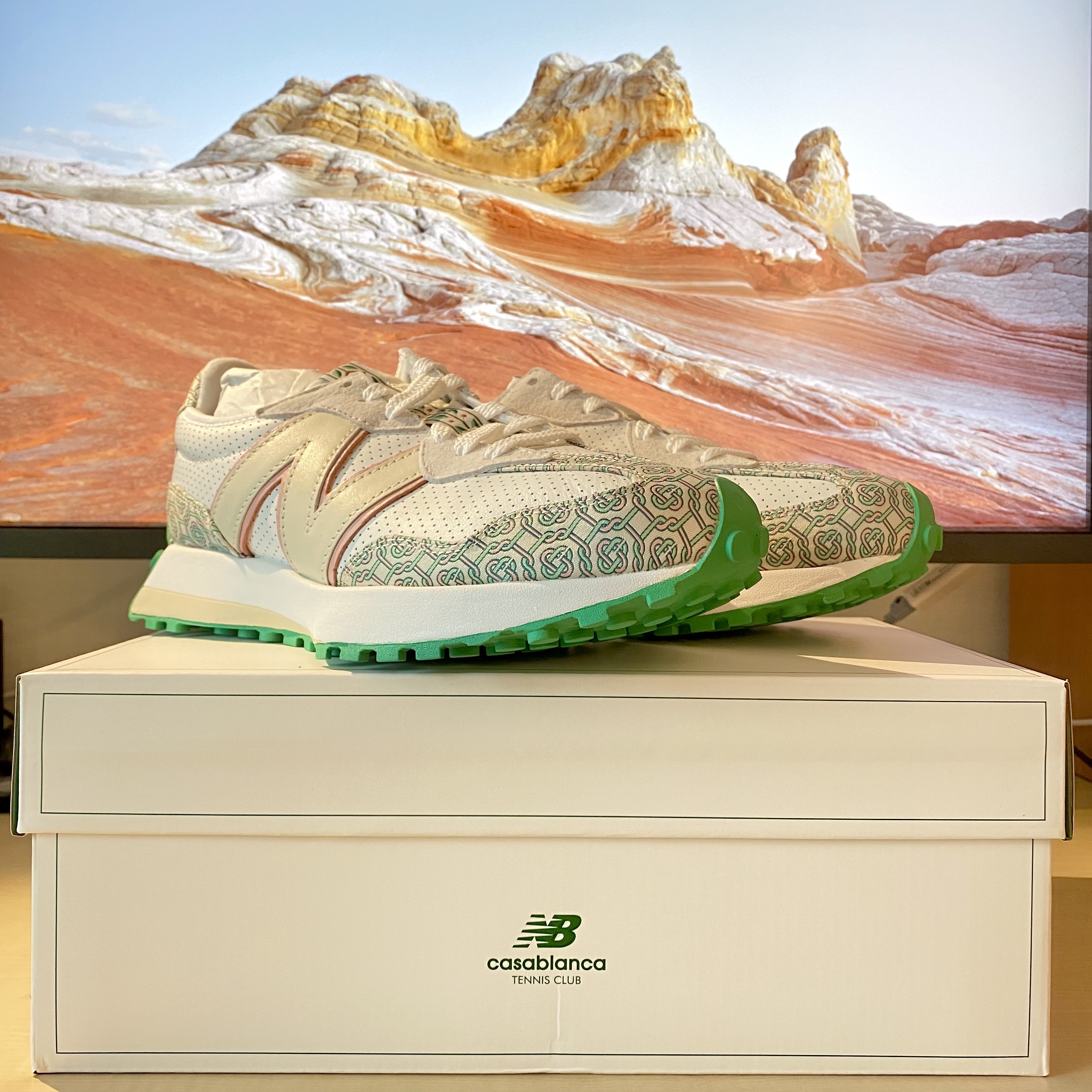 New Balance x Casablanca 327 Idealist Monogram White Green 착용 스타일 - 1