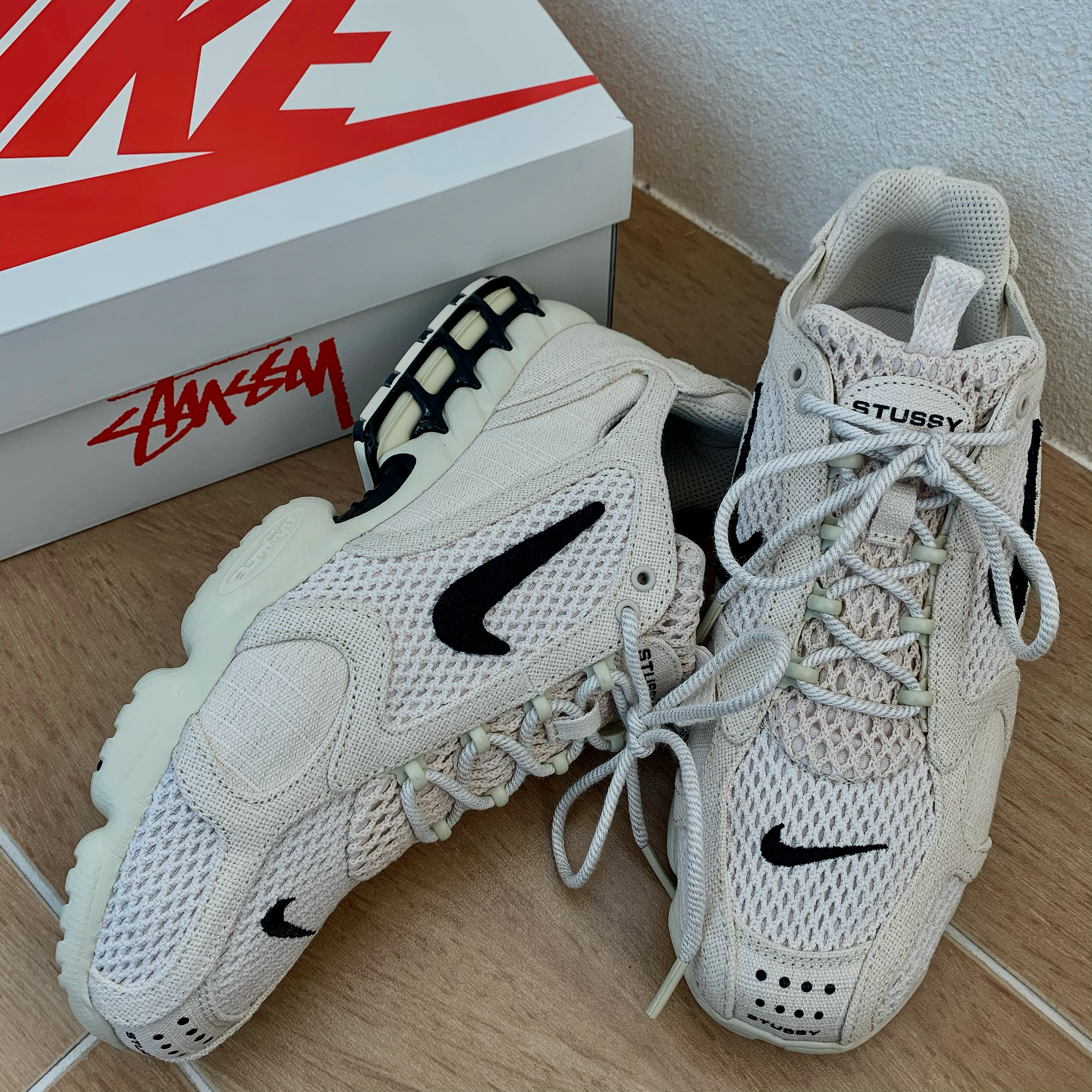Nike x Stussy Air Zoom Spiridon Cage 2 Fossil 착용 스타일 - 1