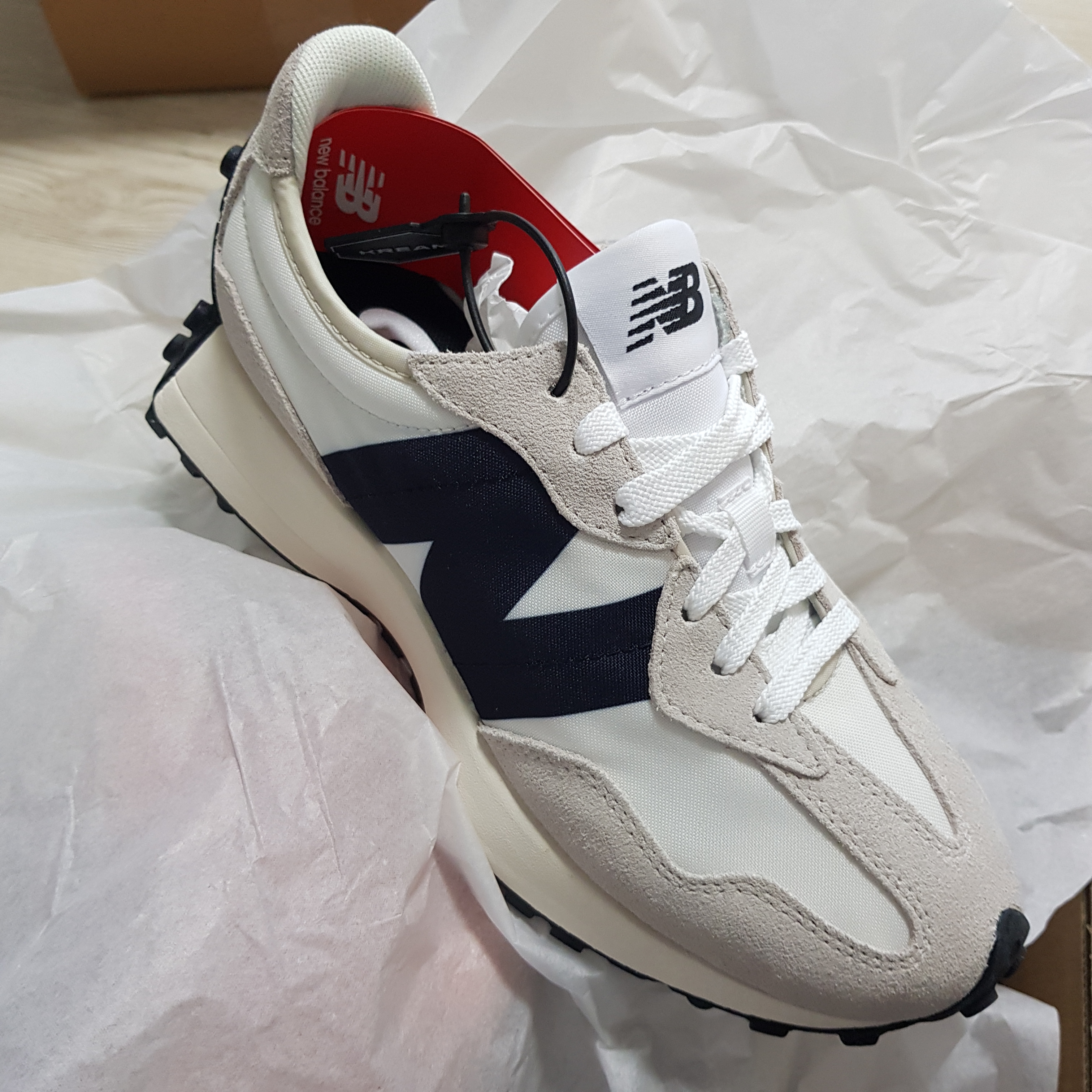 New Balance 327 White Black 착용 스타일