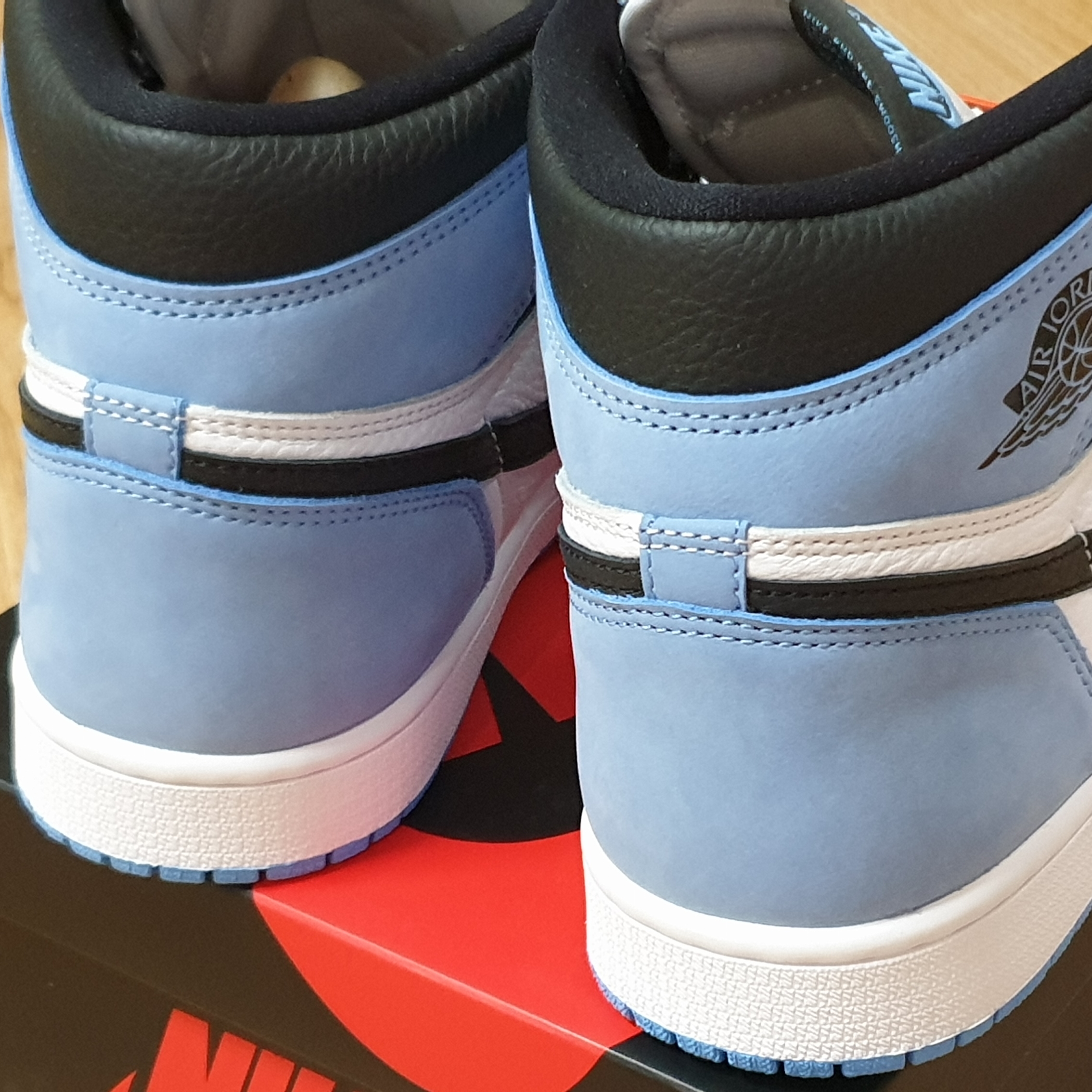 Jordan 1 Retro High OG University Blue 착용 스타일 - 3