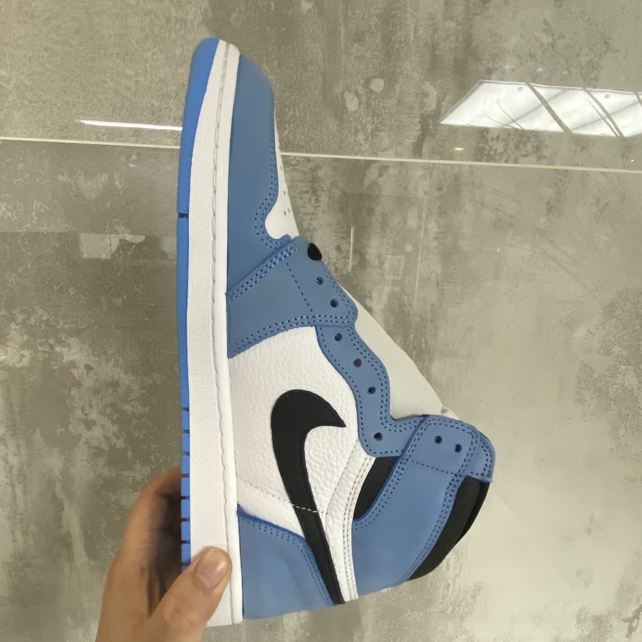 Jordan 1 Retro High OG University Blue 착용 스타일