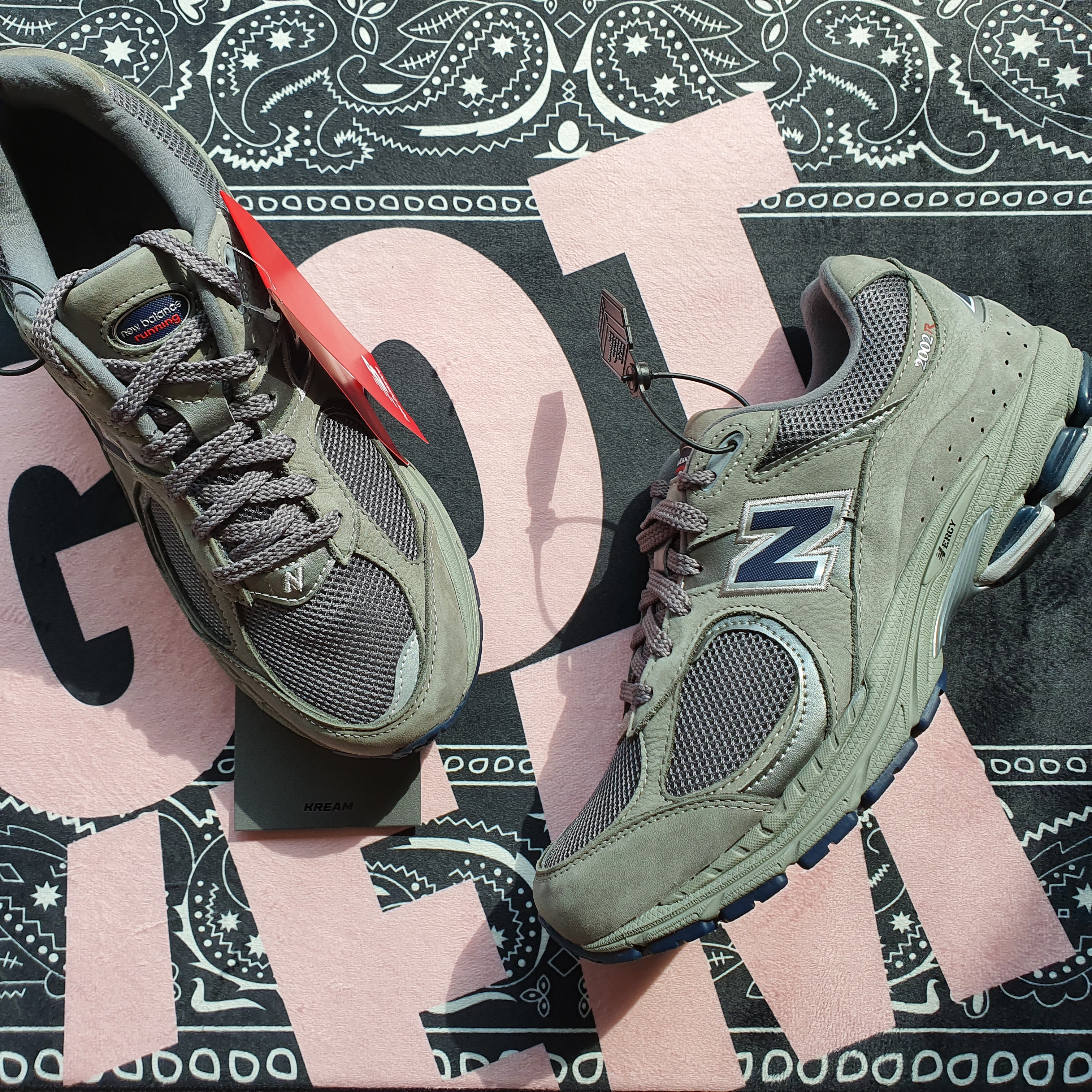 New Balance 2002R Gray, Asics UB1-S Gel-Kayano 14 Piedmont Grey 착용 스타일 - 2