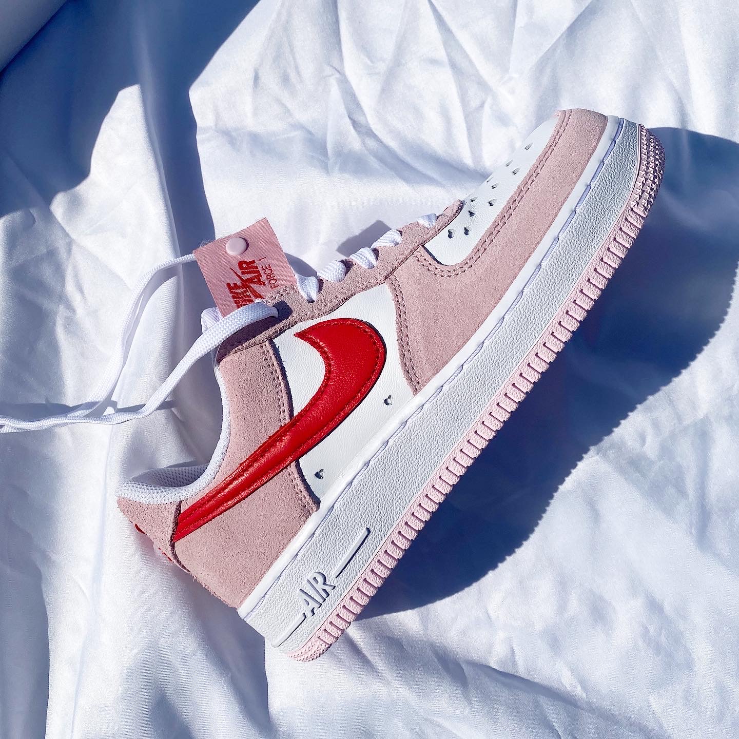 Nike Air Force 1 '07 QS Valentine's Day 착용 스타일 - 1