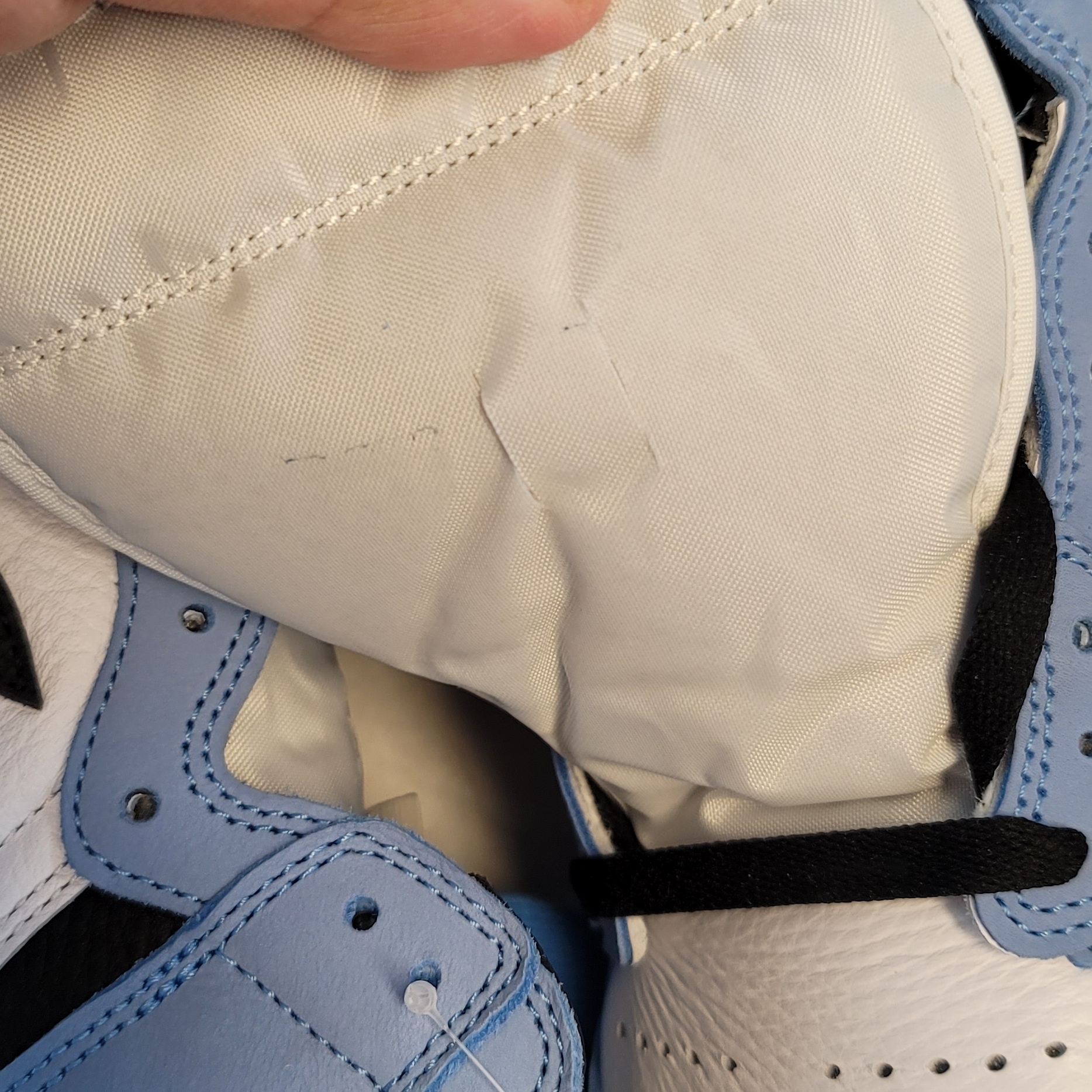 Jordan 1 Retro High OG University Blue 착용 스타일 - 1