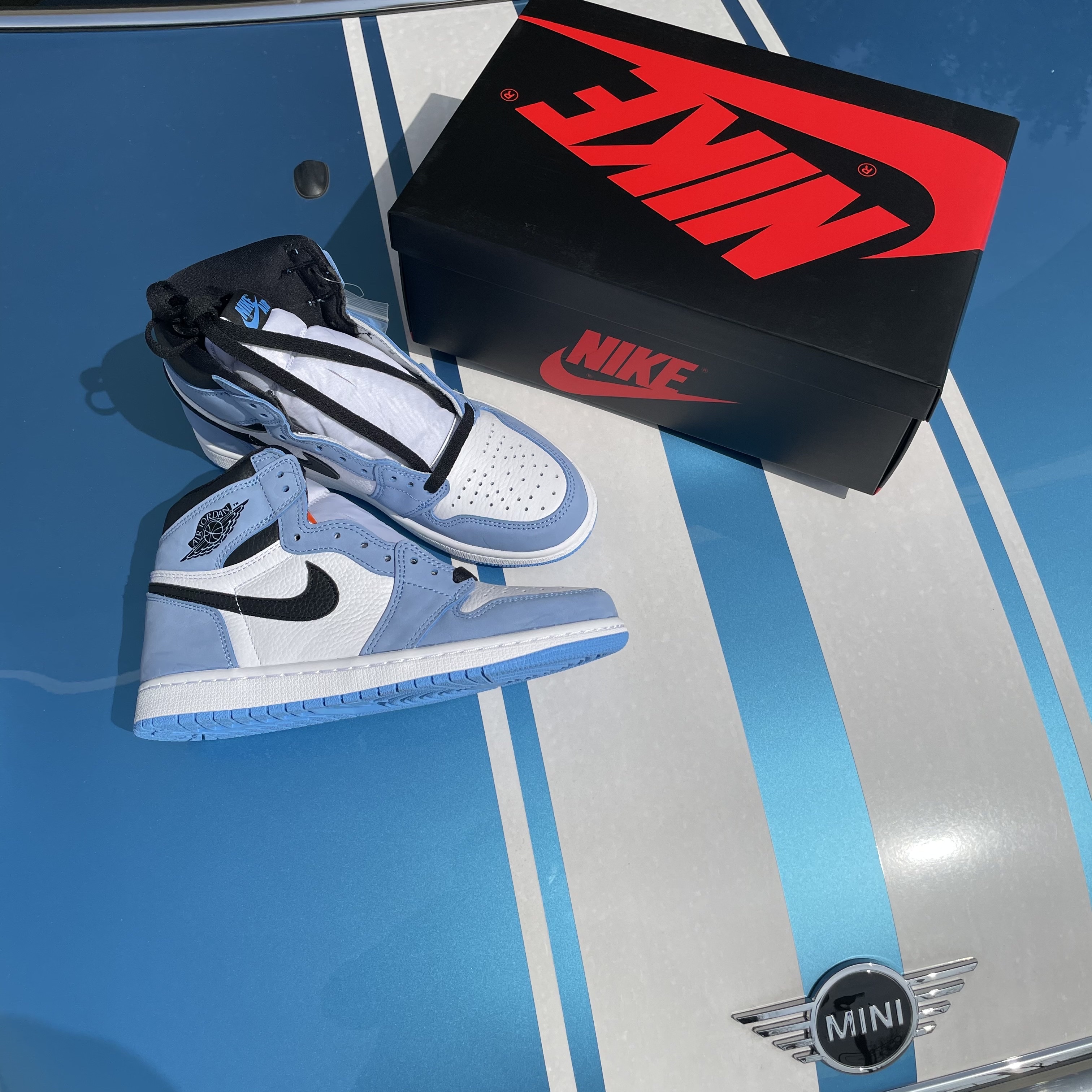 Jordan 1 Retro High OG University Blue 착용 스타일 - 1