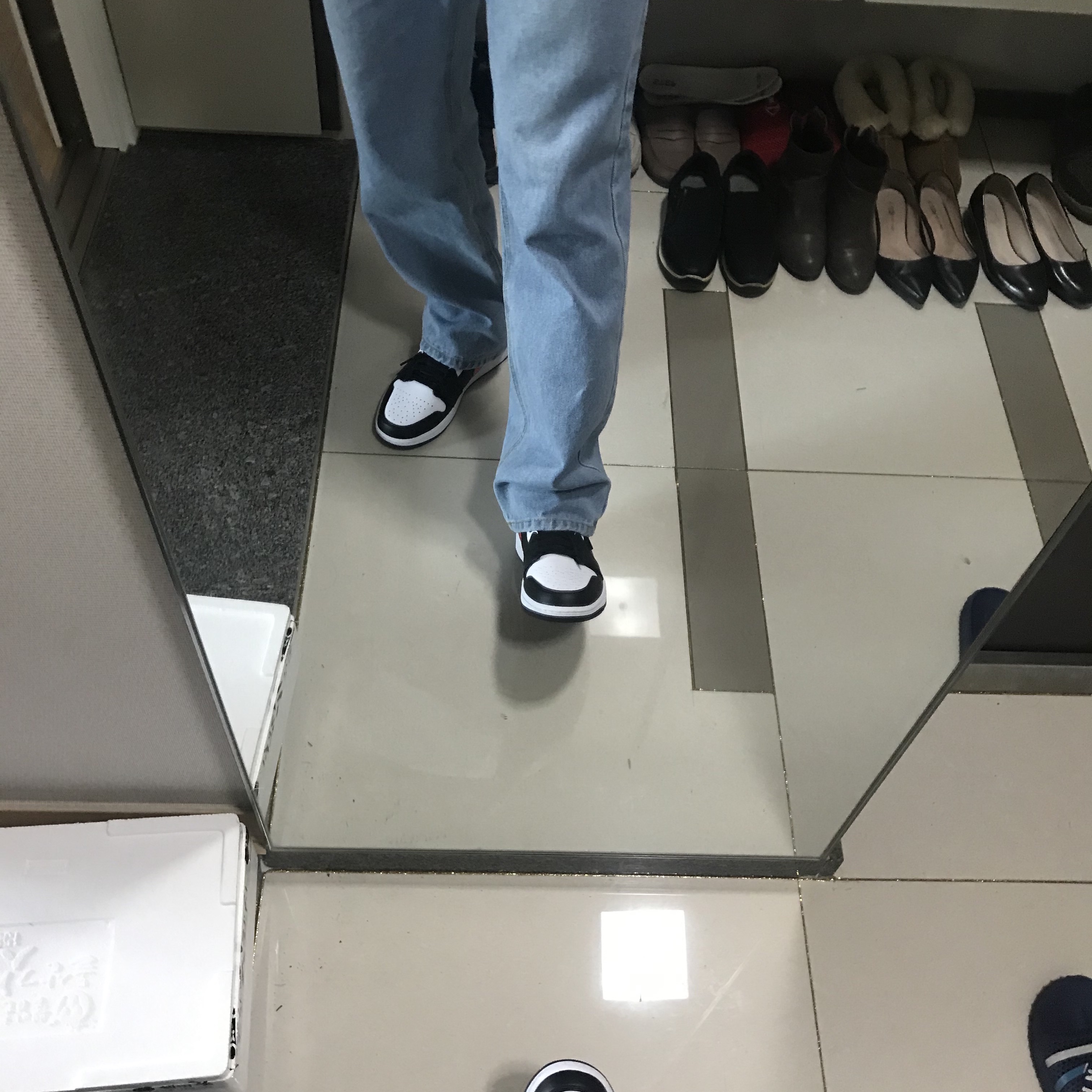 Jordan 1 Mid Black Chile Red 착용 스타일 - 3