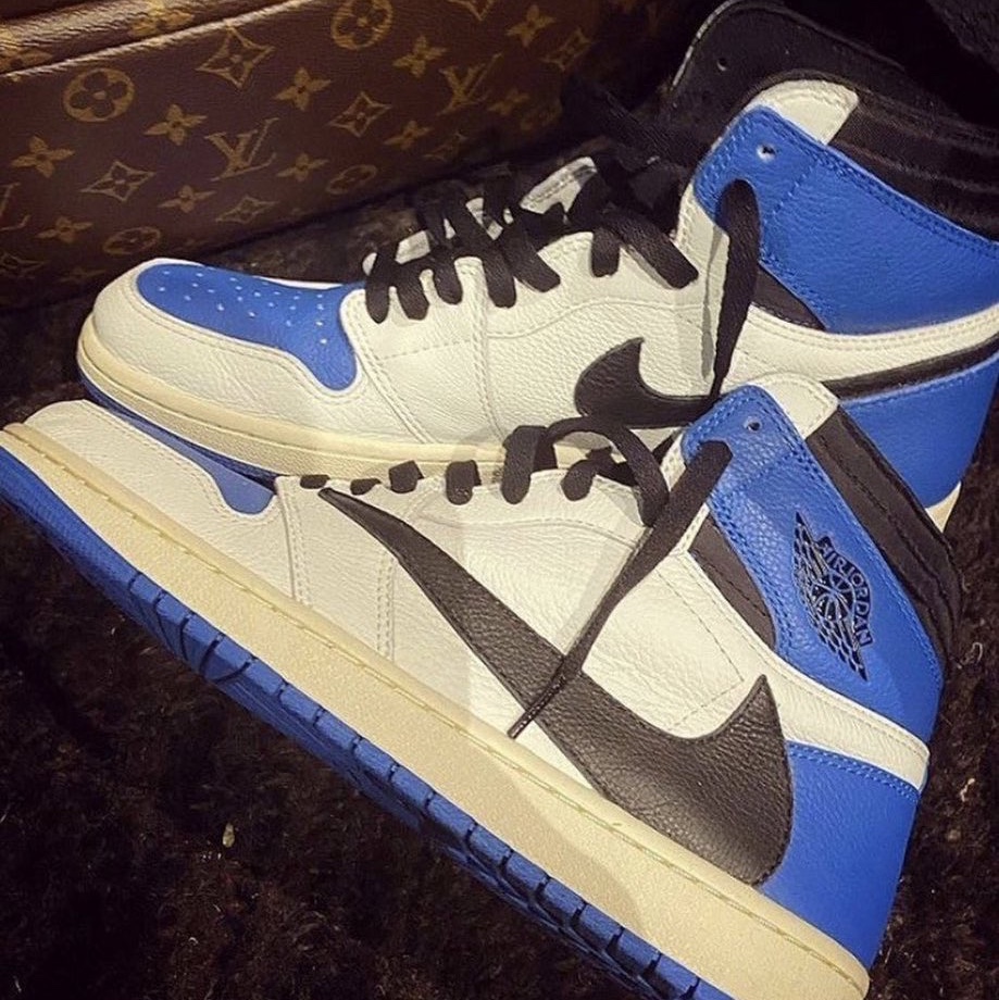 Jordan 1 x Travis Scott x Fragment Retro High OG SP Military Blue 착용 스타일 - 3