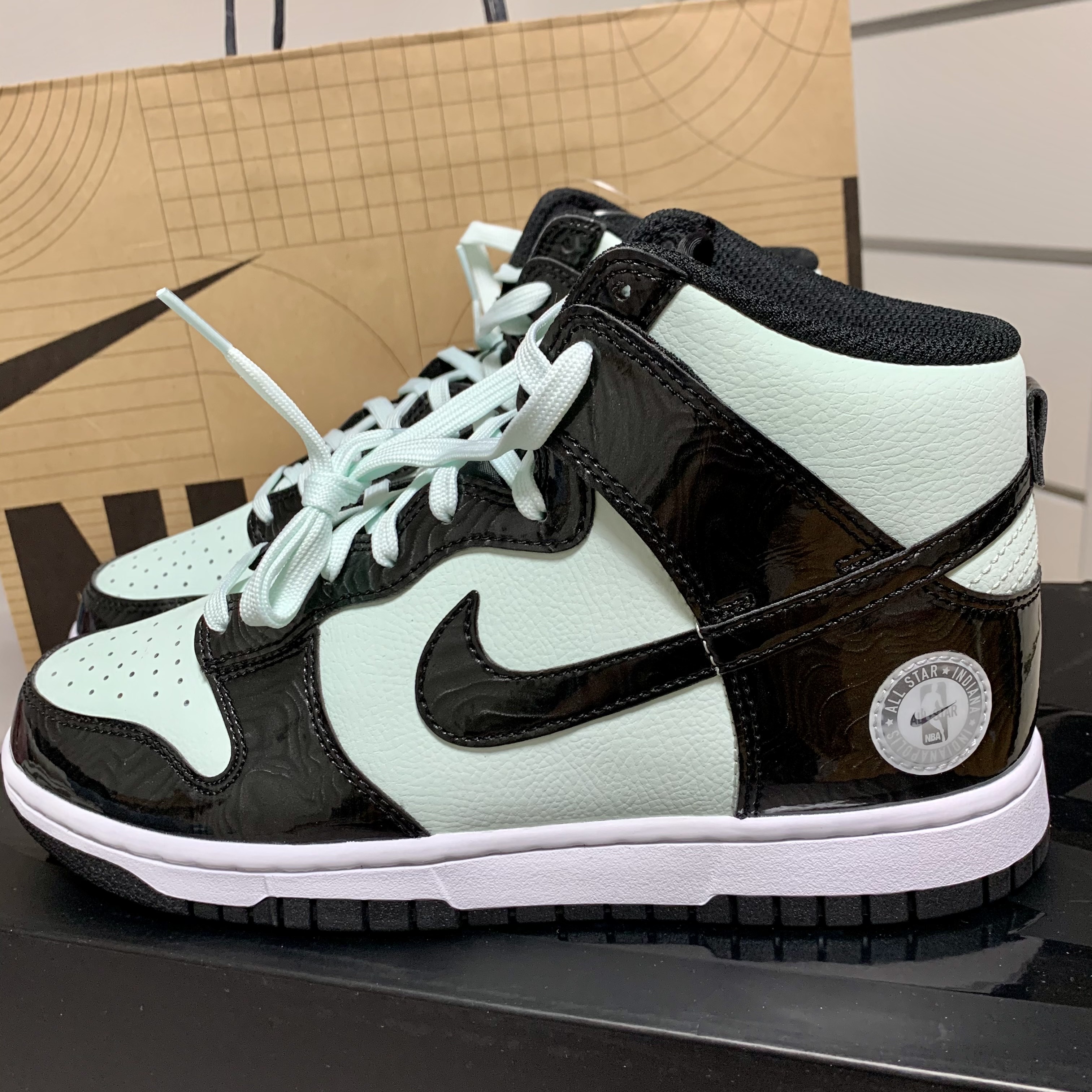 Nike Dunk High Barely Green 착용 스타일 - 4