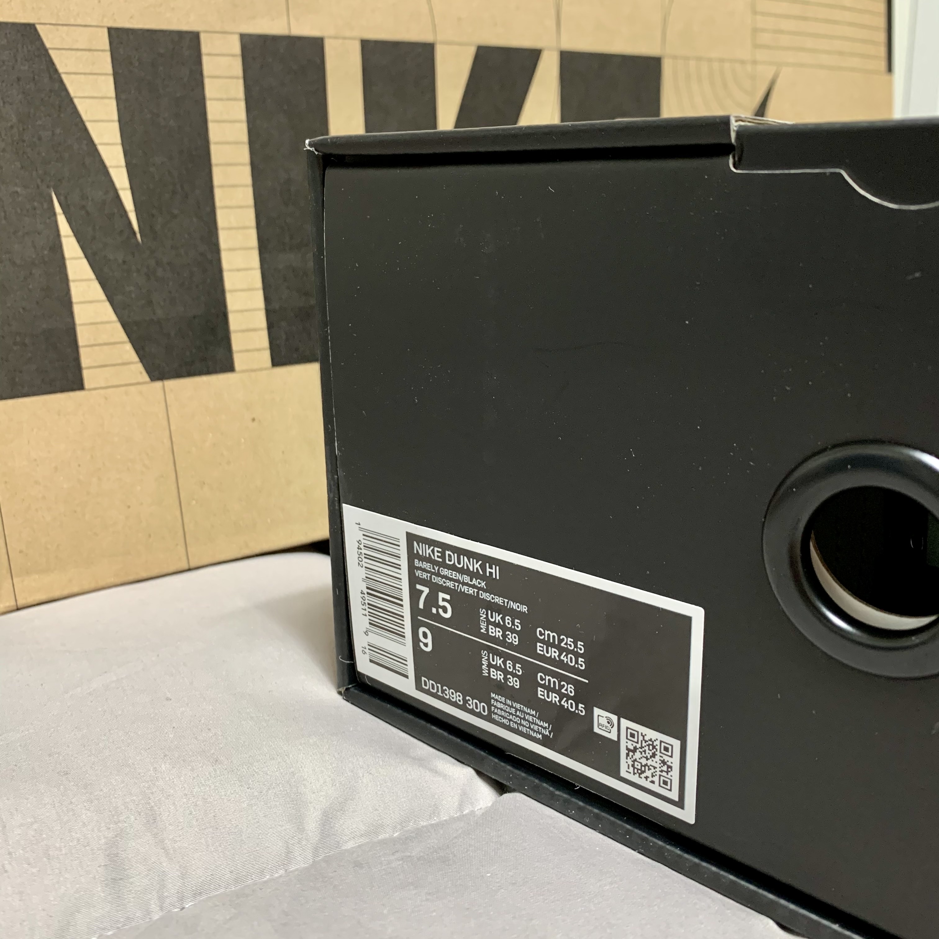 Nike Dunk High Barely Green 착용 스타일 - 1