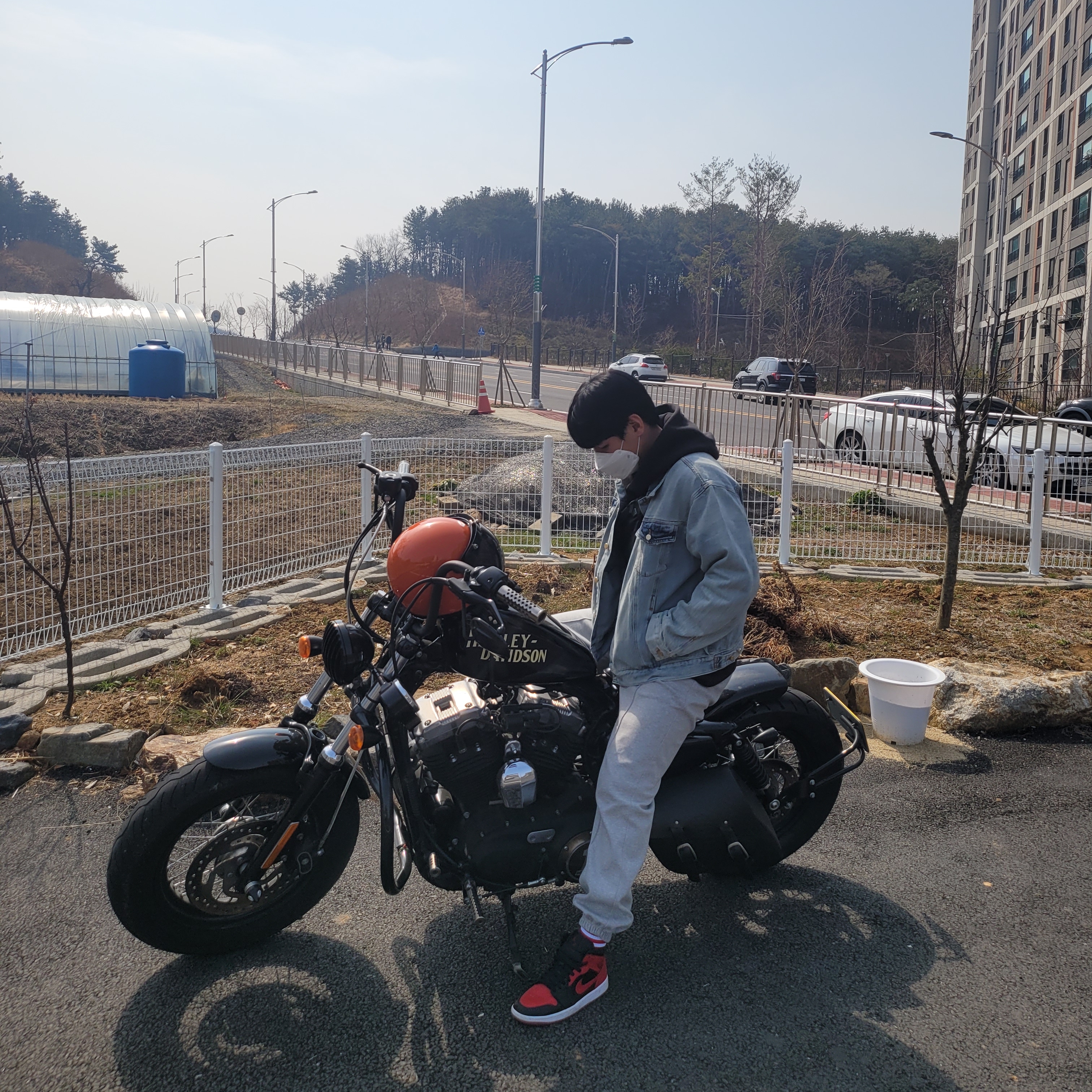 Essentials 3D Silicon Applique Pullover Hoodie Dark Slate/Black 2020, Essentials Denim Trucker Jacket Light Indigo - 20FW 착용 스타일