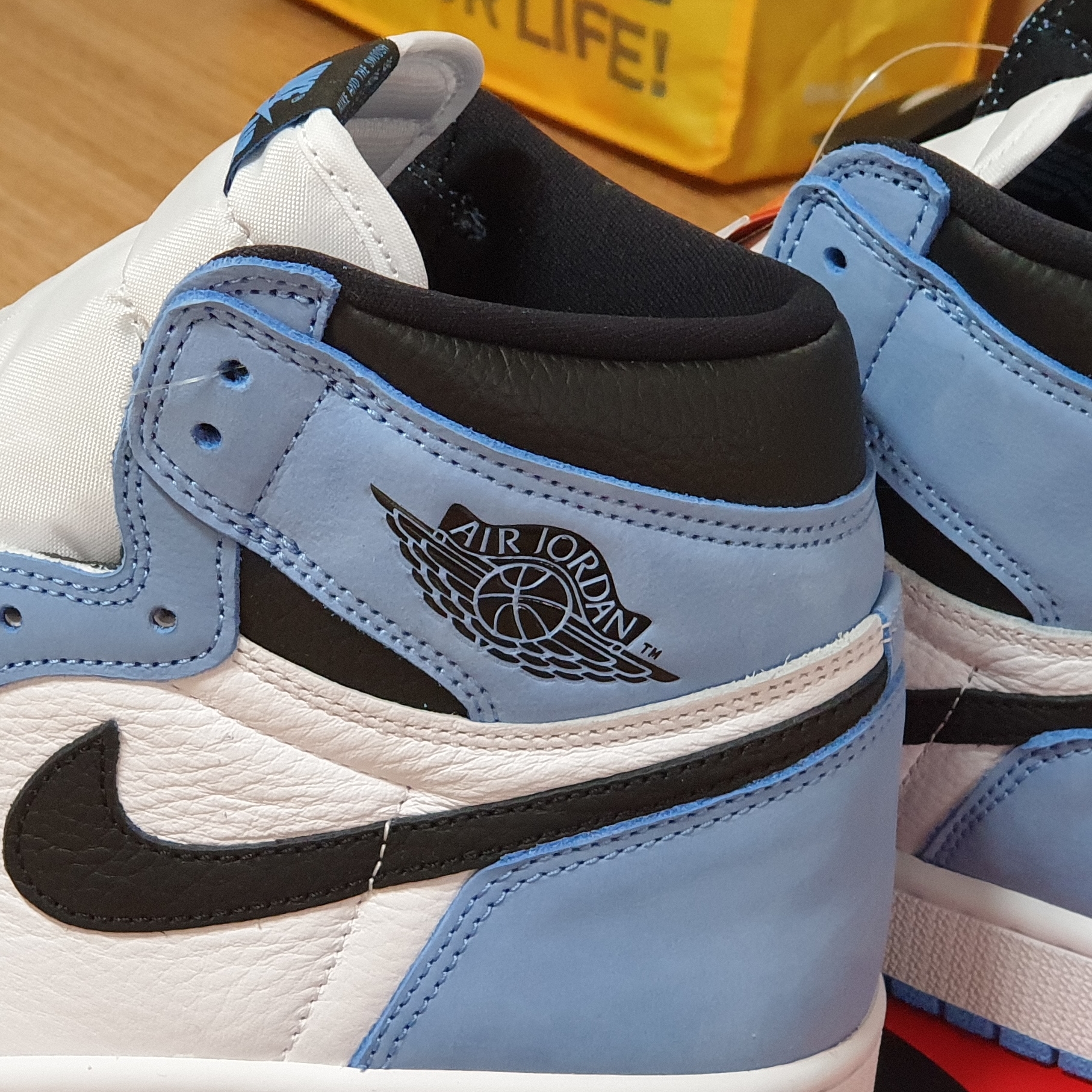 Jordan 1 Retro High OG University Blue 착용 스타일 - 4