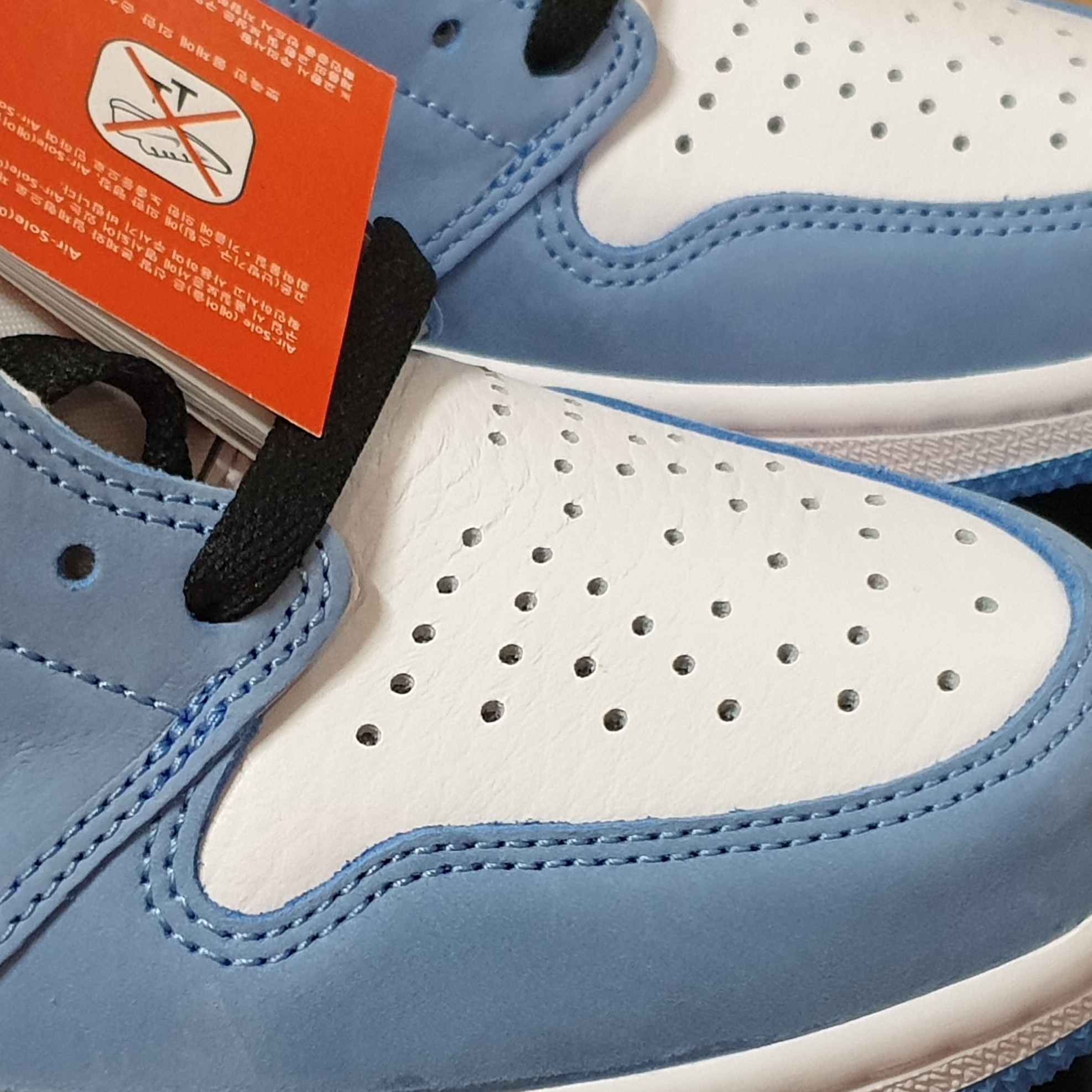 Jordan 1 Retro High OG University Blue 착용 스타일 - 2
