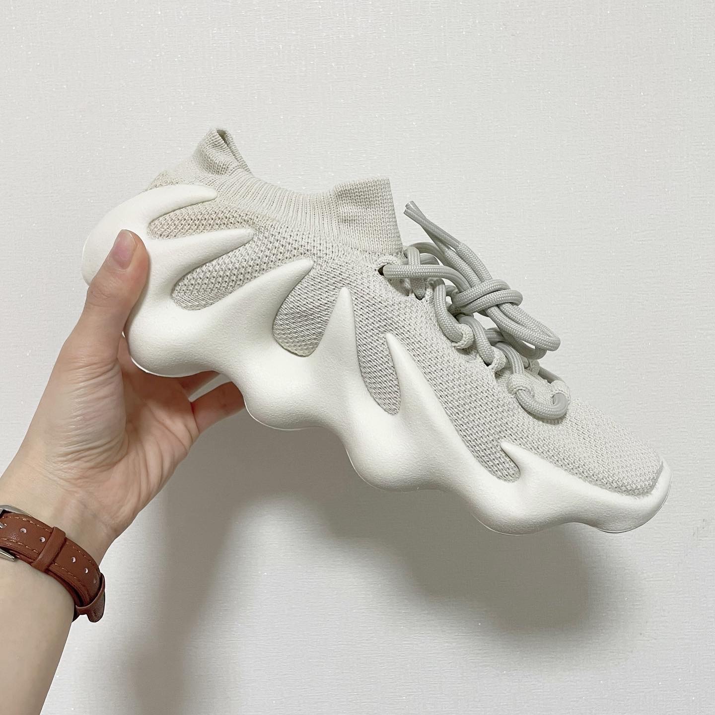 Adidas Yeezy 450 Cloud White 착용 스타일 - 2