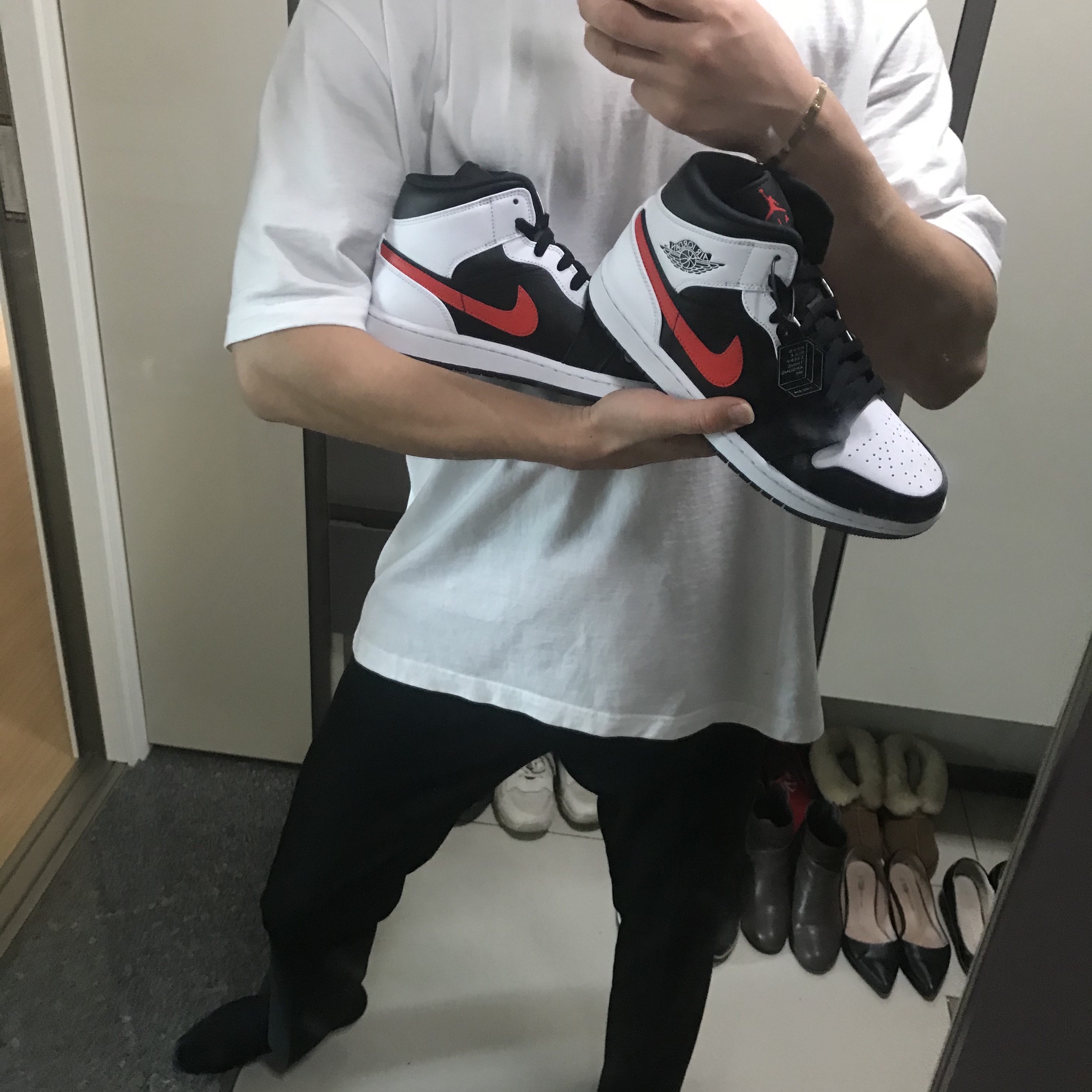 Jordan 1 Mid Black Chile Red 착용 스타일 - 1