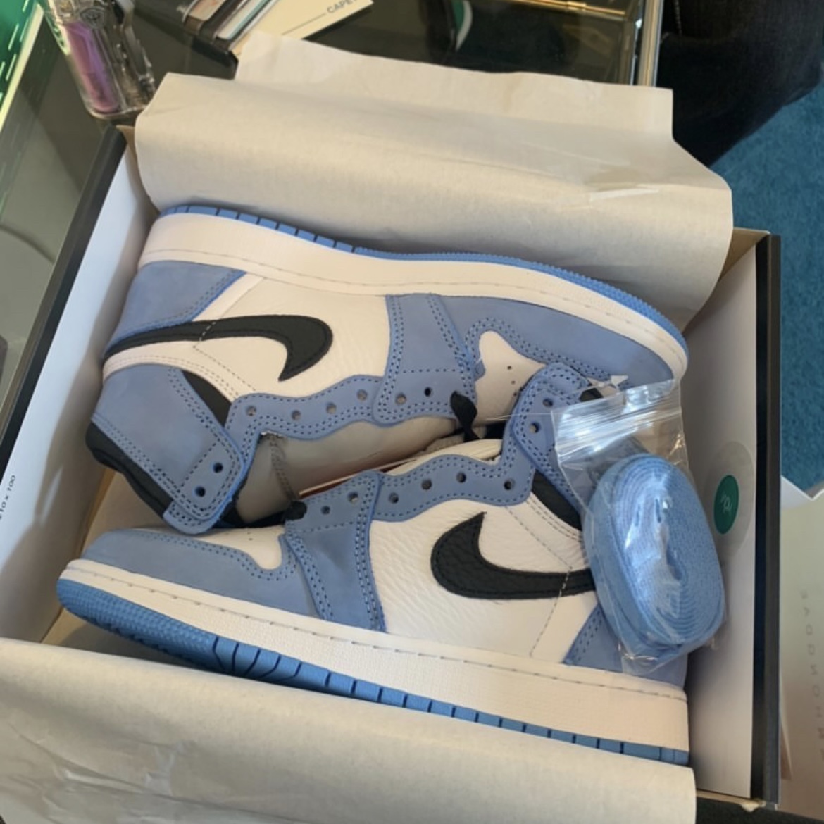 Jordan 1 Retro High OG University Blue 착용 스타일 - 2