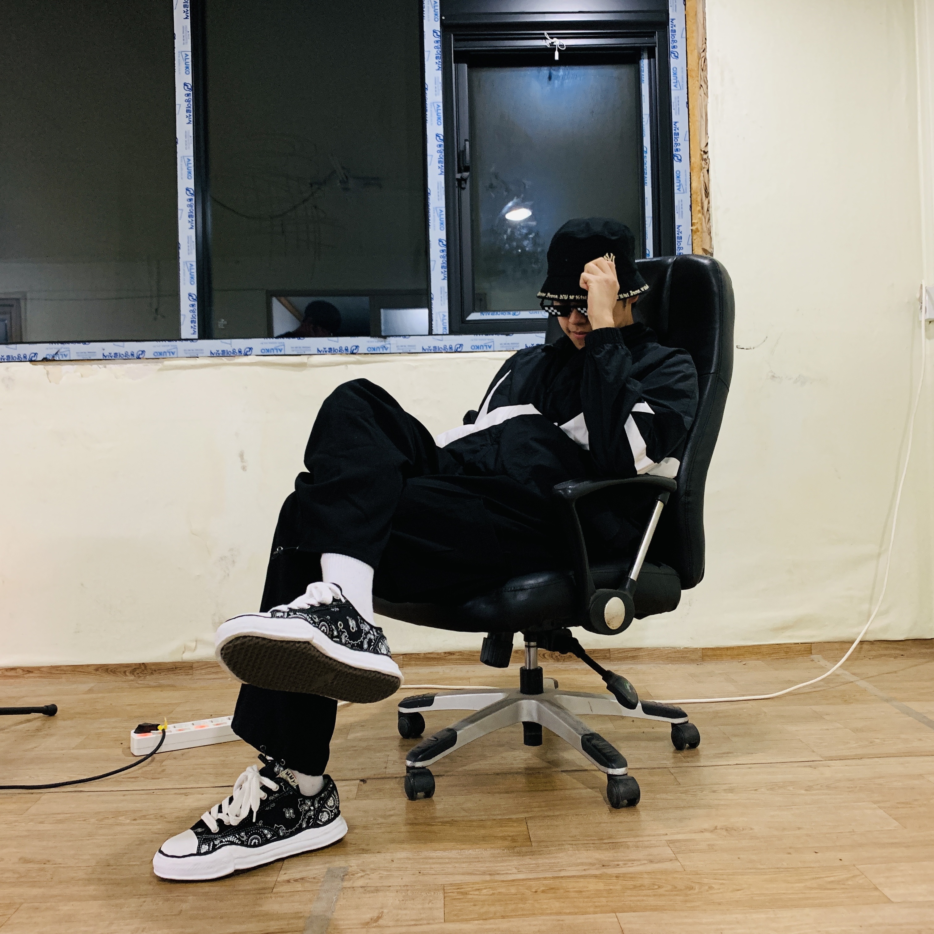 Maison Mihara Yasuhiro Peterson OG Sole Canvas Bandana Low-top Sneakers Black 착용 스타일