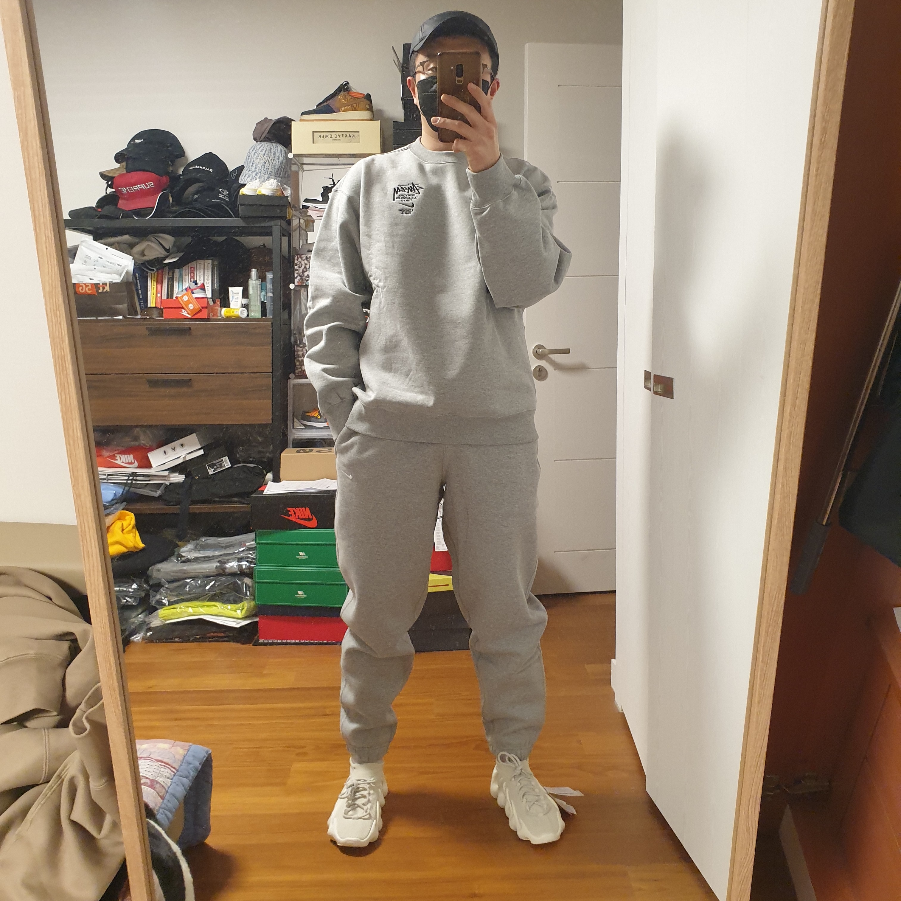 Nike x Stussy NRG ZR Fleece Crewneck Heather Grey - US/EU, Nike NRG Solo Swoosh Fleece Pants Dark Grey Heather - US/EU 착용 스타일 - 1