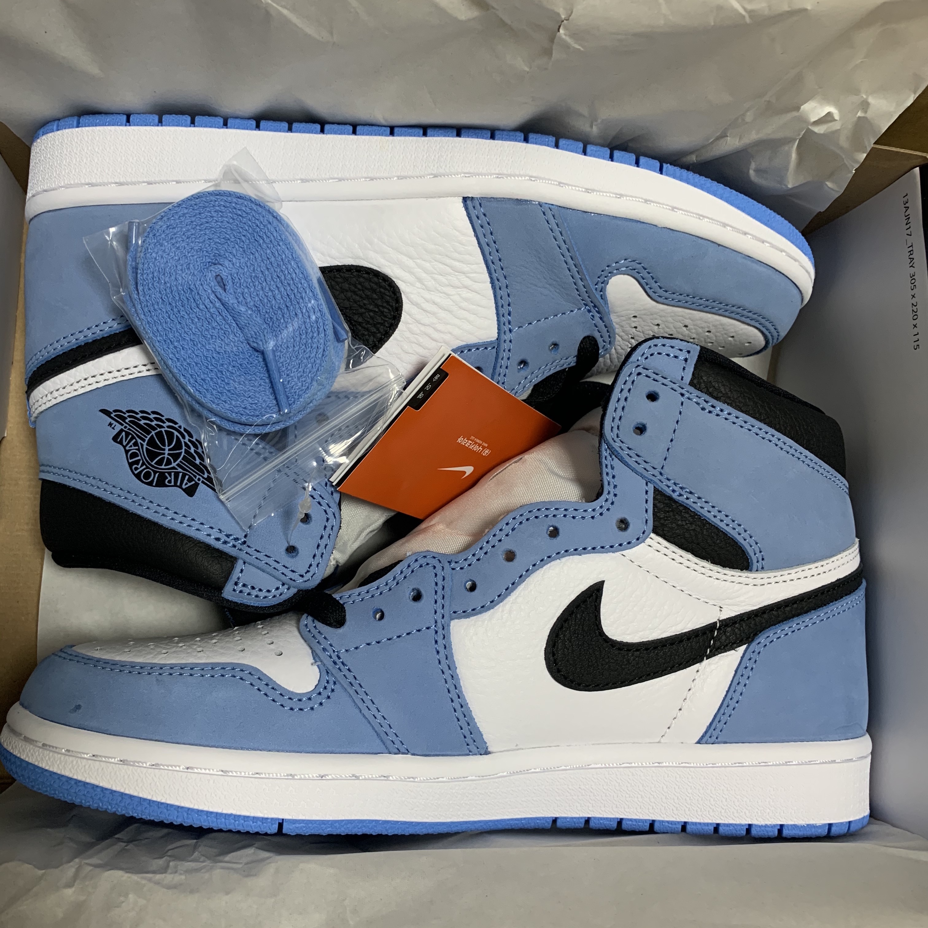 Jordan 1 Retro High OG University Blue 착용 스타일 - 2