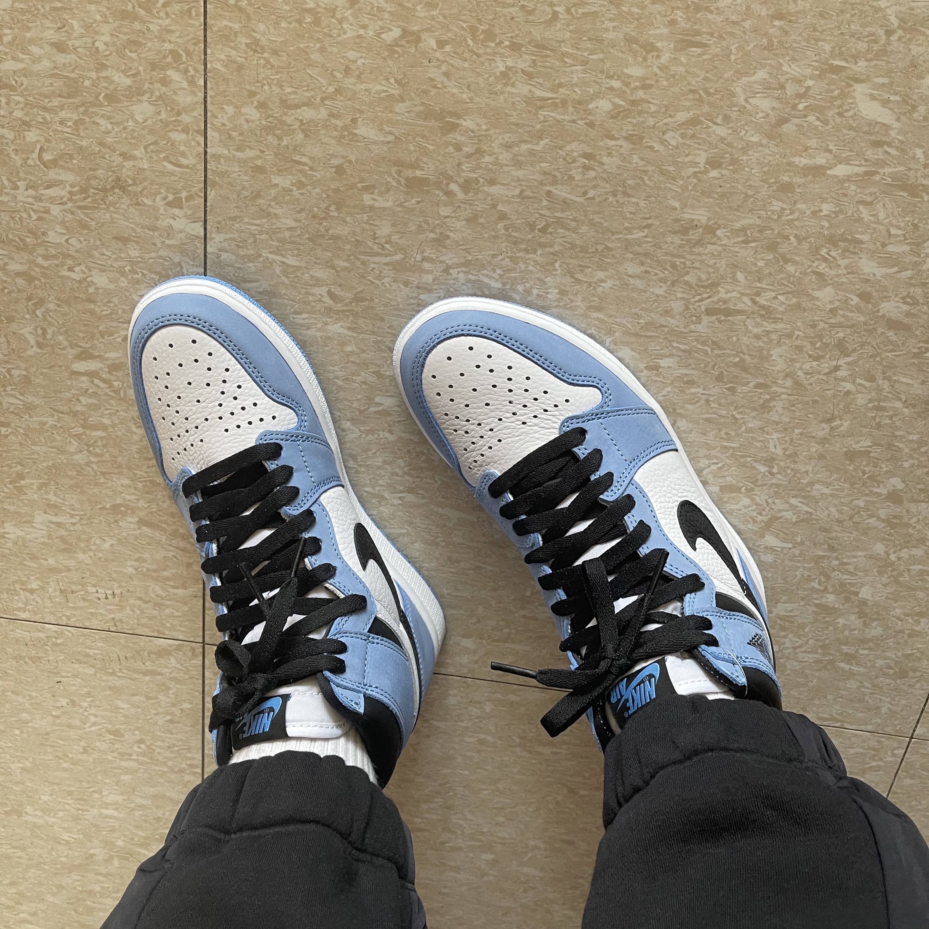 (GS) Jordan 1 Retro High OG University Blue 착용 스타일 - 2