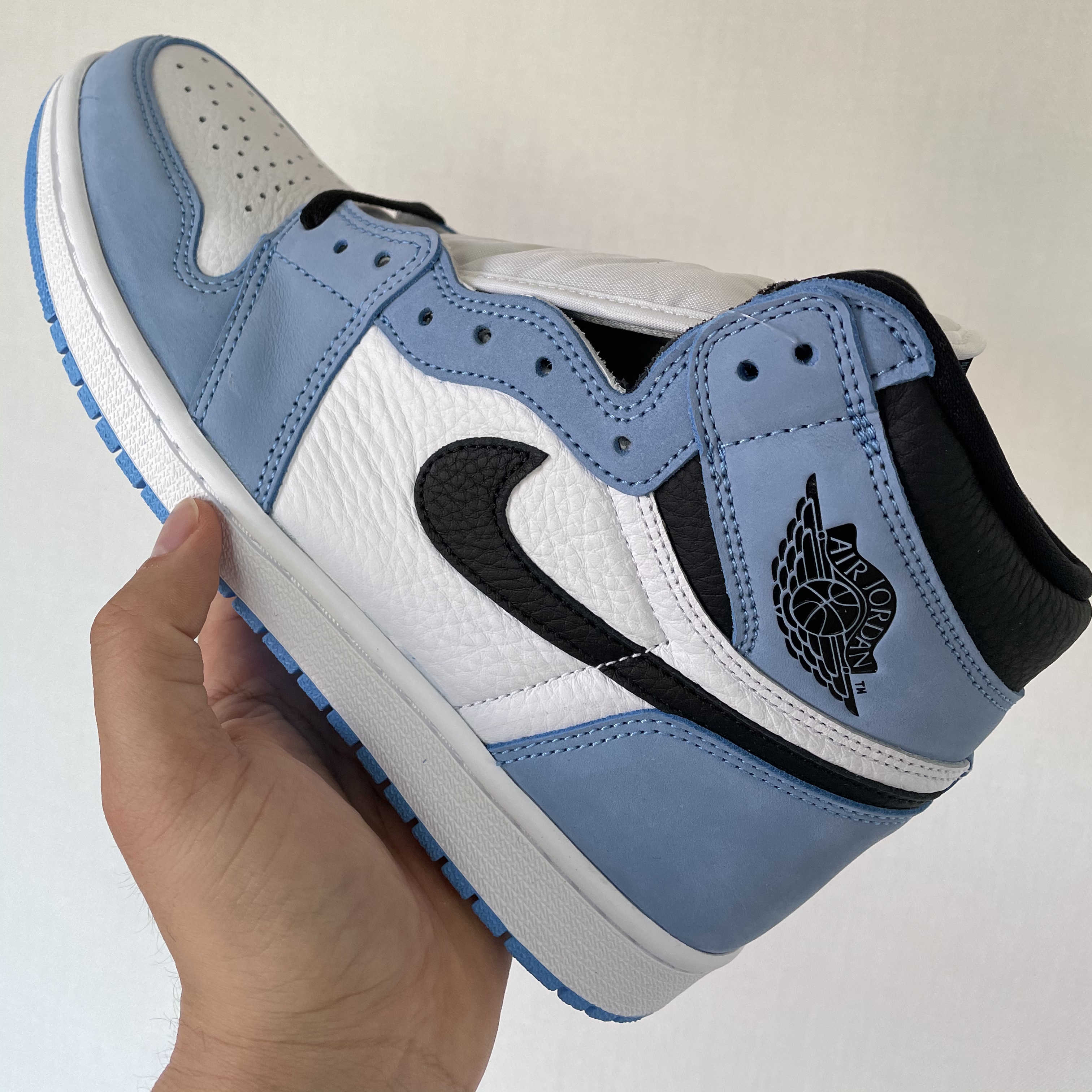 Jordan 1 Retro High OG University Blue 착용 스타일