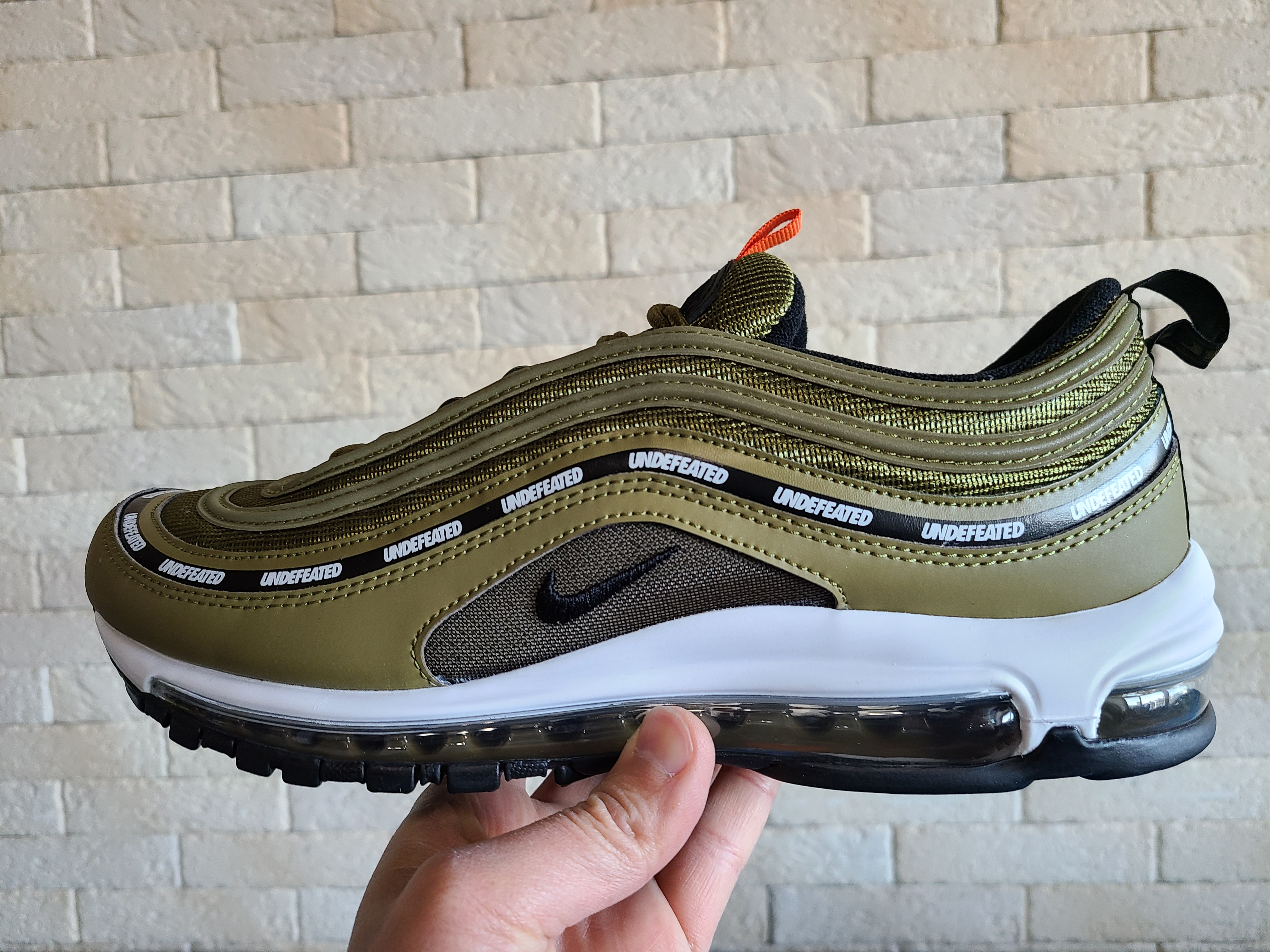 Nike x Undefeated Air Max 97 Black Volt, Nike x Undefeated Air Max 97 Militia Green 착용 스타일 - 2