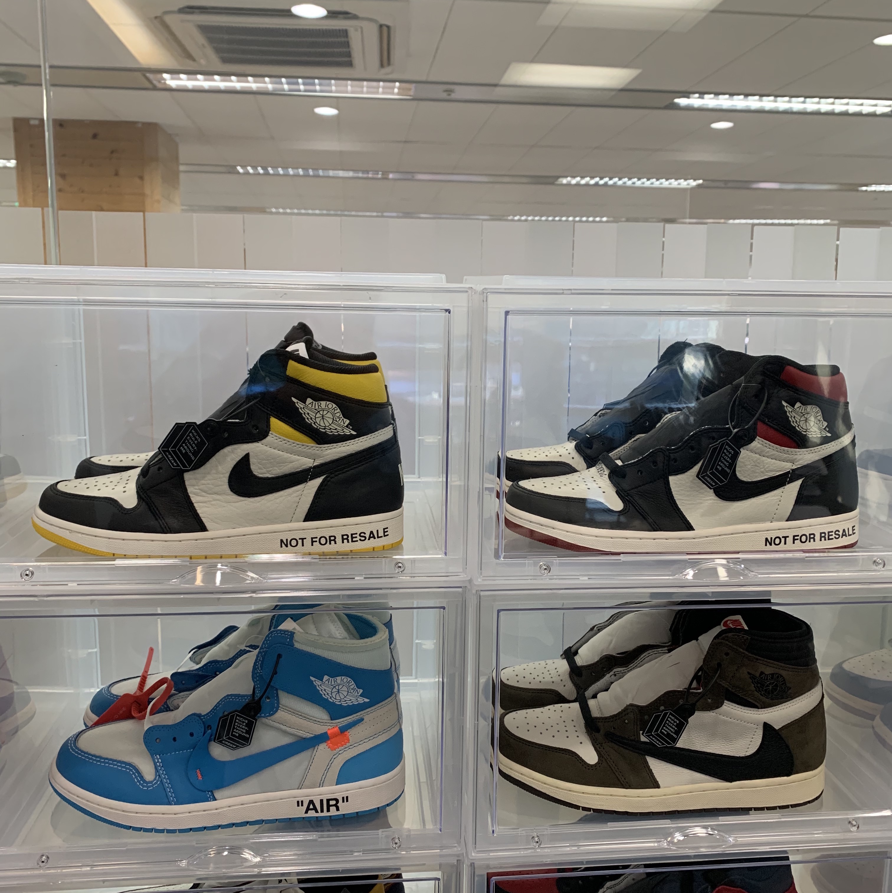 Jordan 1 Retro High Not for Resale Varsity Maize, Jordan 1 Retro High Not for Resale Varsity Red 착용 스타일 - 1