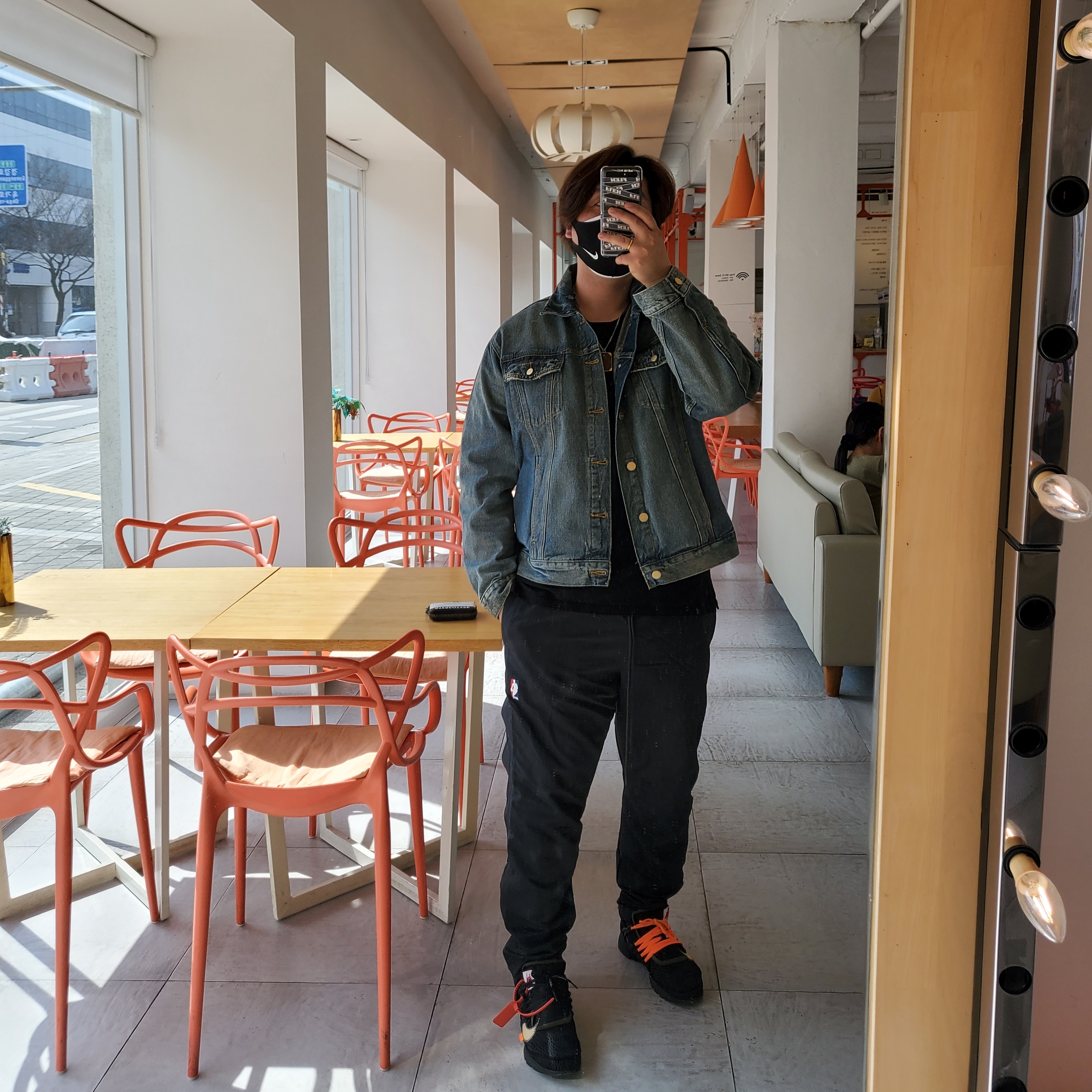 Essentials Denim Trucker Jacket Distressed Indigo - 20FW, Nike x Fear of God Warm Up Pants Off Noir 착용 스타일 - 1