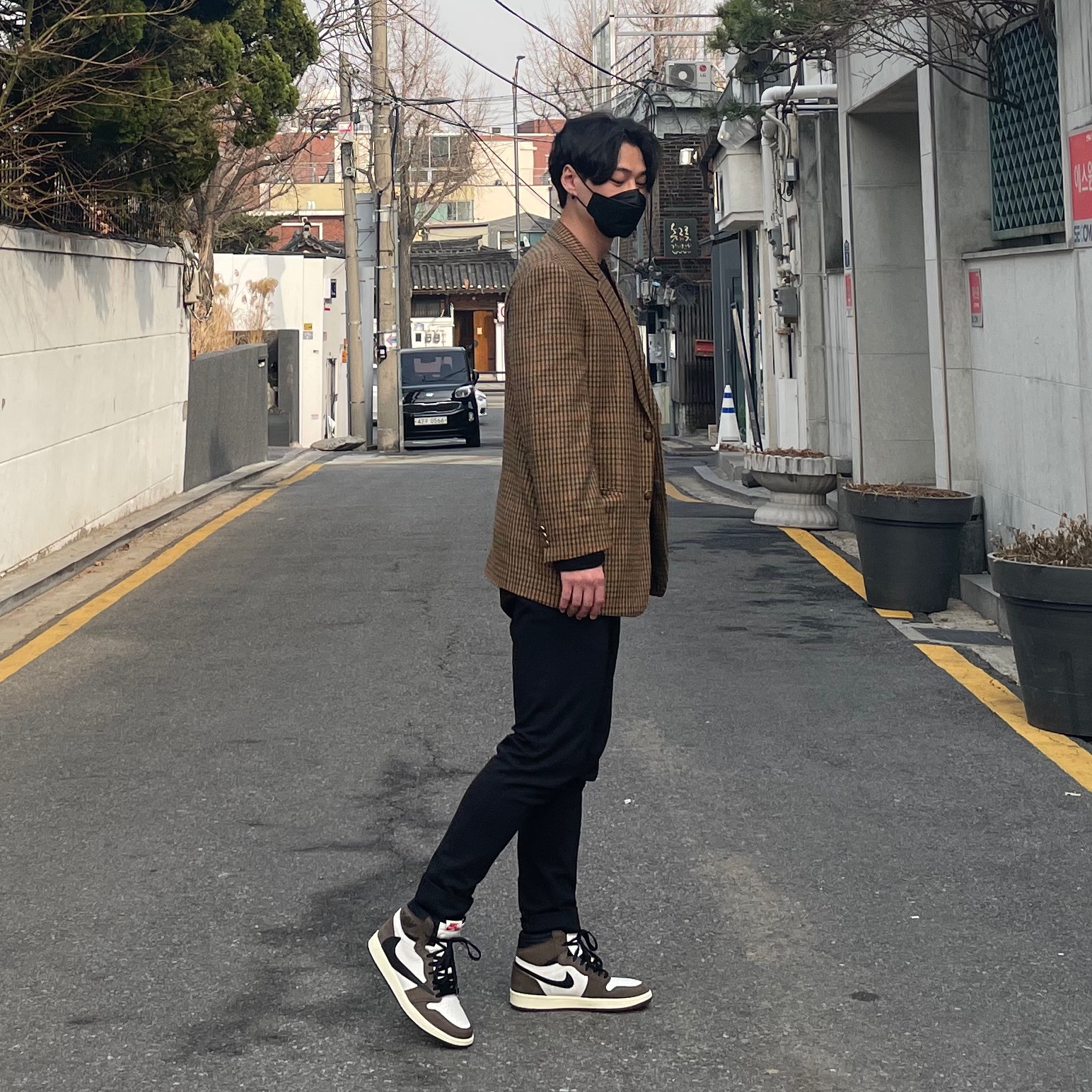 Jordan 1 x Travis Scott Retro High OG SP Mocha 착용 스타일 - 1