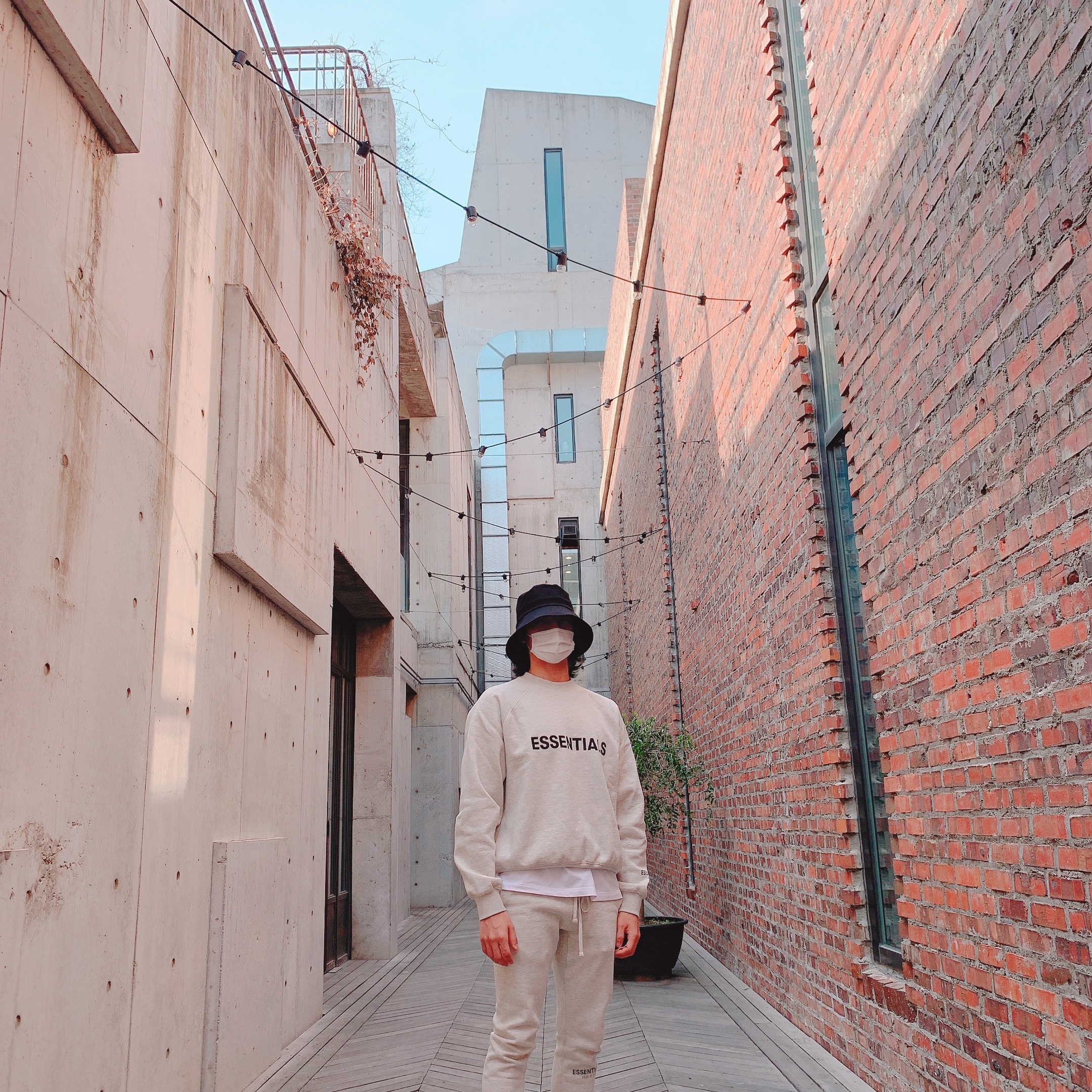 Essentials Sweatpants Oatmeal/Oatmeal Heather/Light Heather Oatmeal 2020, Essentials 3D Silicon Applique Crewneck Oatmeal/Oatmeal Heather/Light Heather Oatmeal 2020 착용 스타일