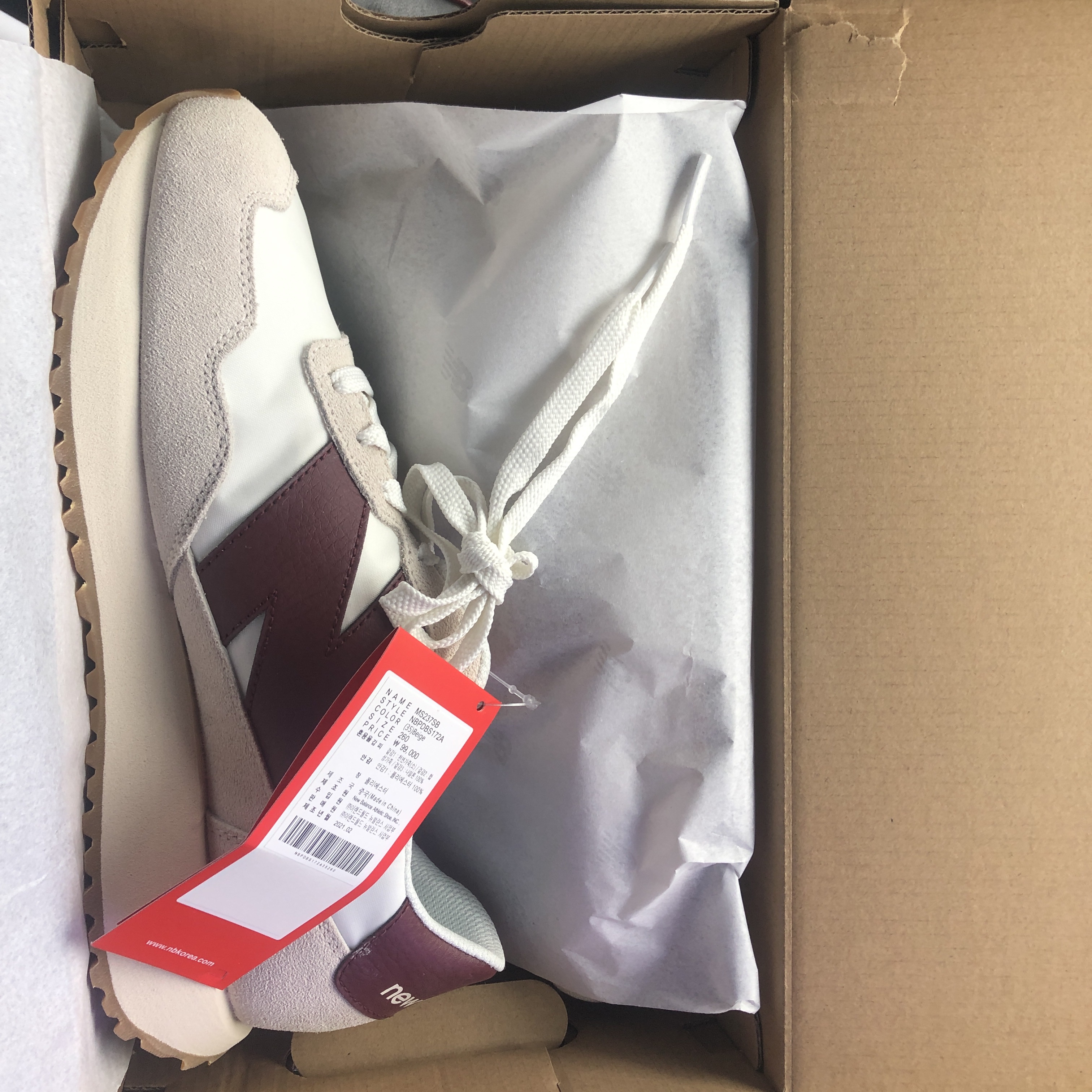 New Balance 237 Moonbeam Classic Burgundy 착용 스타일 - 2