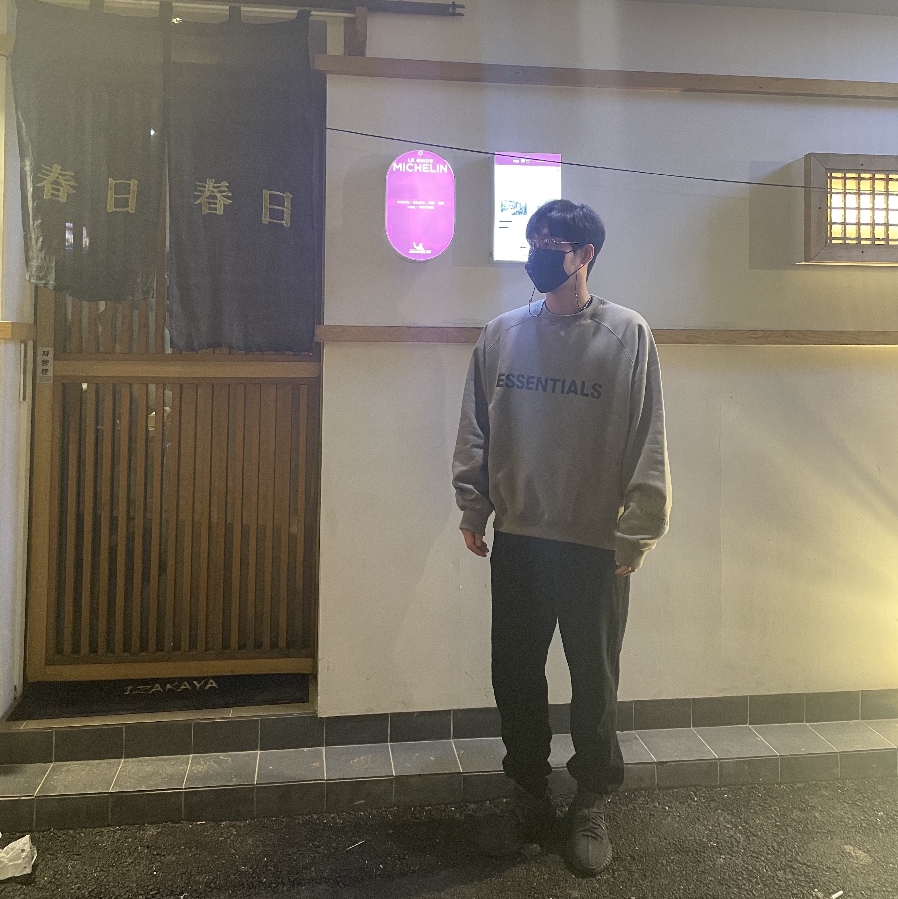 Essentials 3D Silicon Applique Crewneck Gray Flannel/Charcoal - 20SS, Adidas Yeezy Boost 350 V2 Black - Non-Reflective 착용 스타일