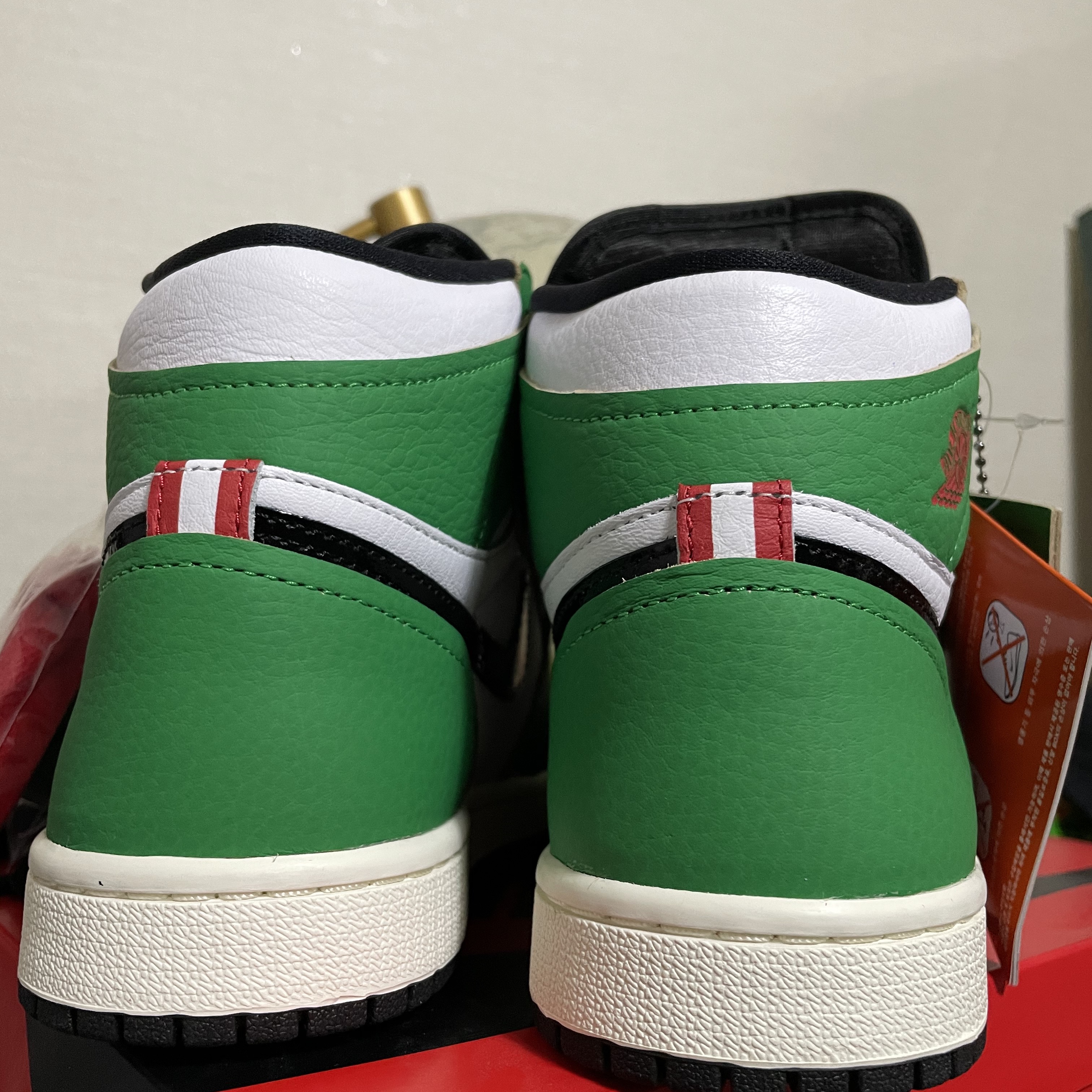 (W) Jordan 1 Retro High OG Lucky Green 착용 스타일 - 3